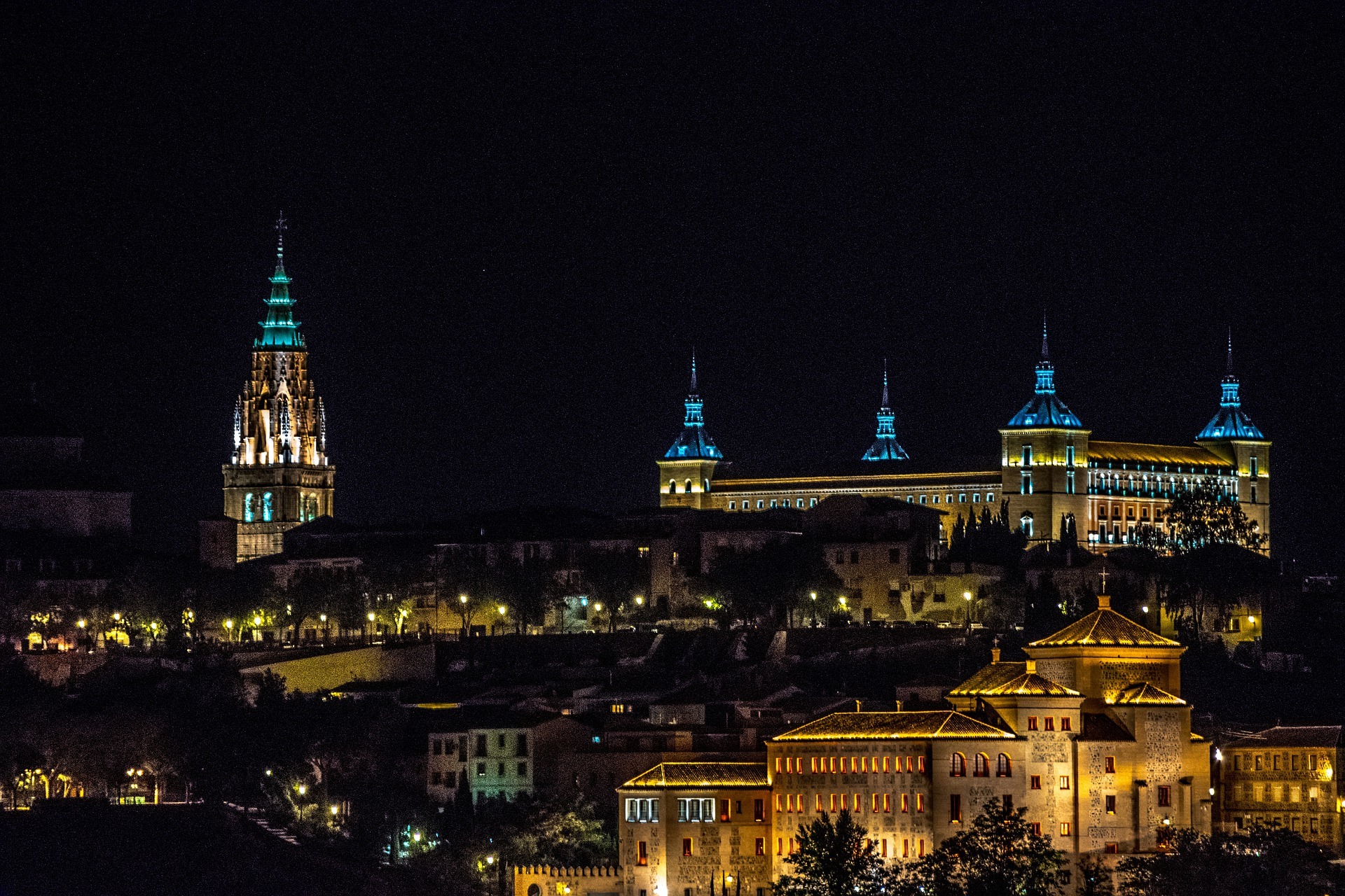 La ciudad de Toledo, de noche.