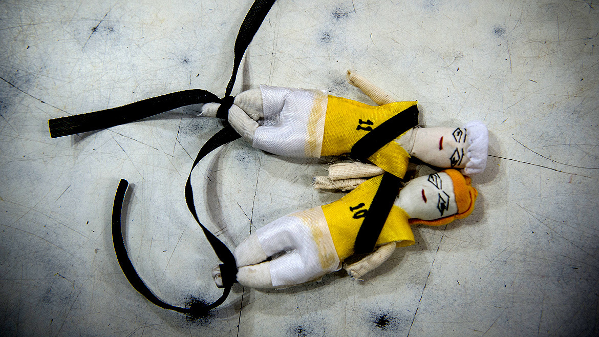Muñeco de James con las piernas atadas por un brujo brasileño.