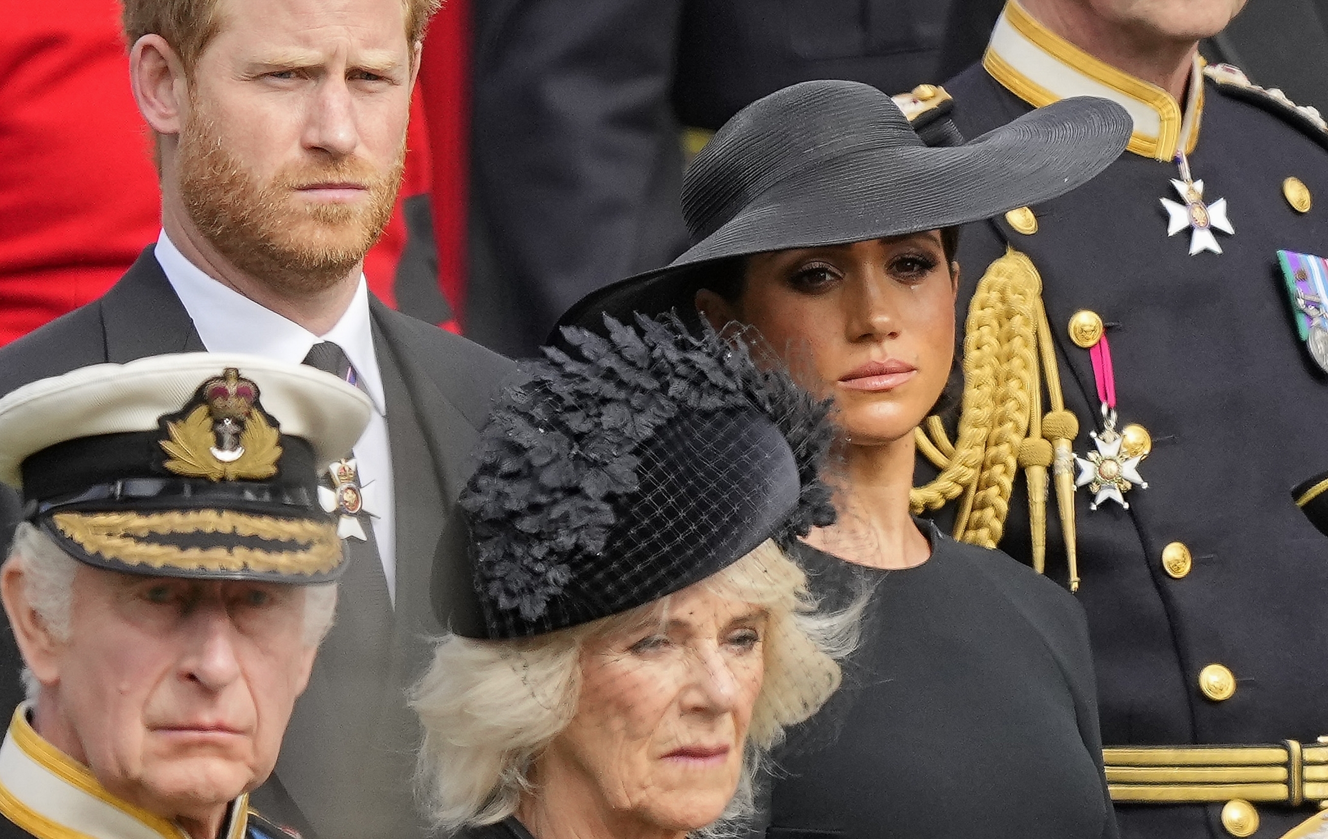Meghan y Harry, junto a Carlos III y Camilla, en el funeral de la reina Isabel.