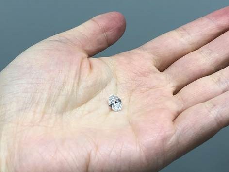 El diamante estudiado, sobre la mano del investigador.