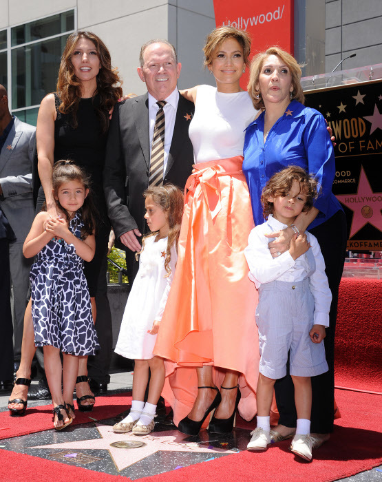 Jennifer Lopez, entre su padre, David, y su madre, Lupe Rodriguez