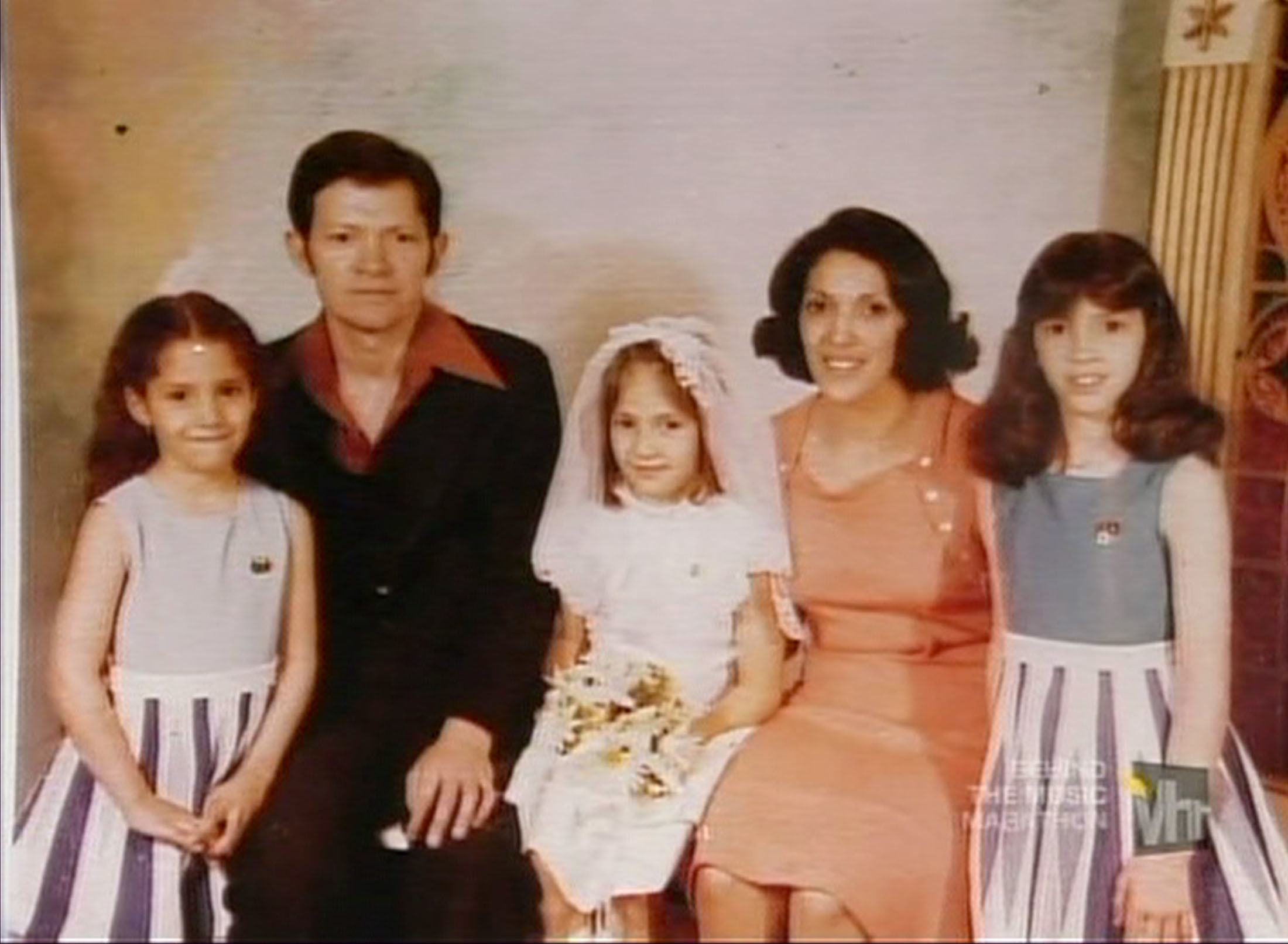 Foto familiar de los Lopez, en a primera comunin de Jennifer, en los 70.
