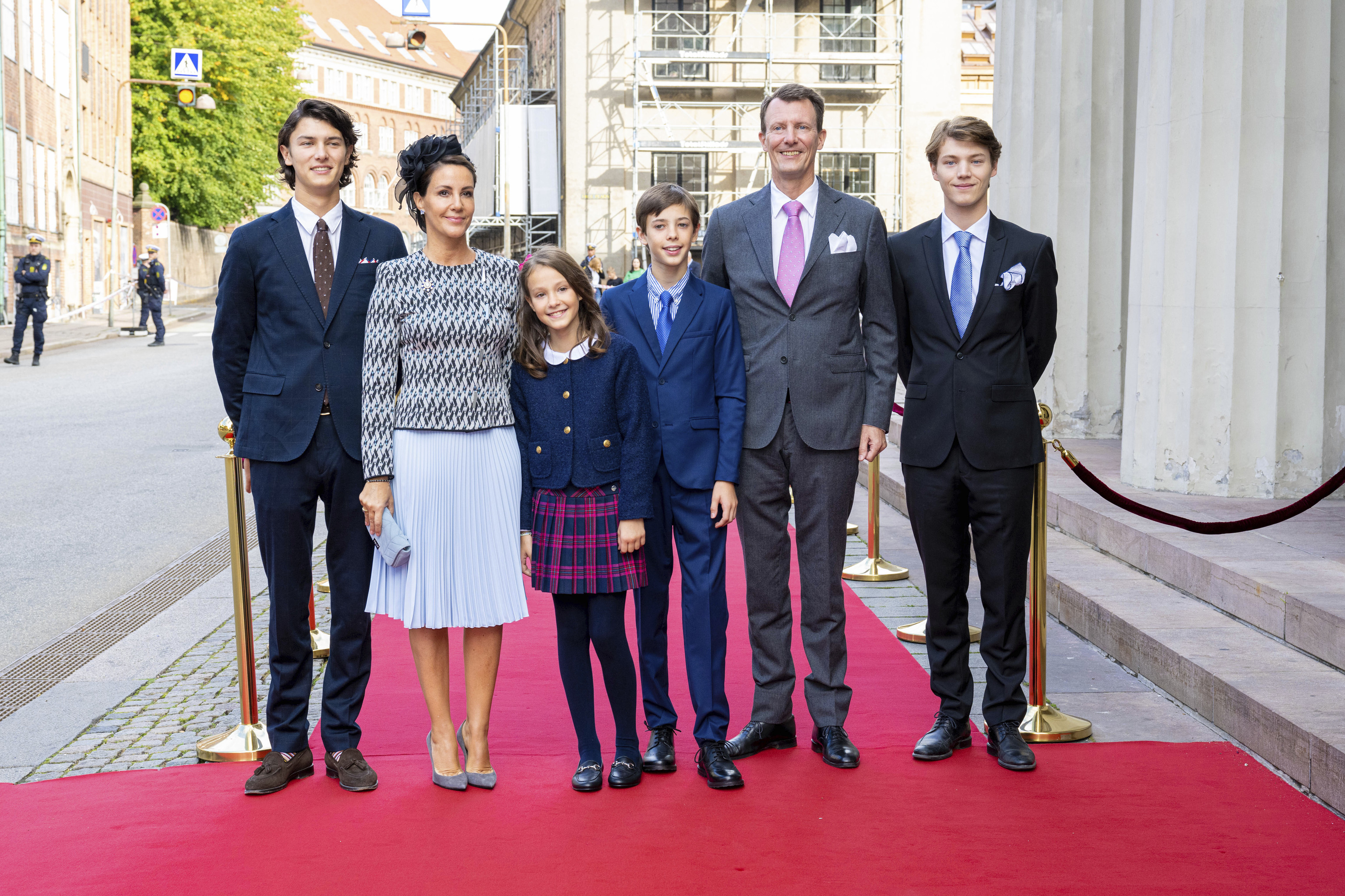 El príncipe Joaquín con sus cuatro hijos y su actual esposa.