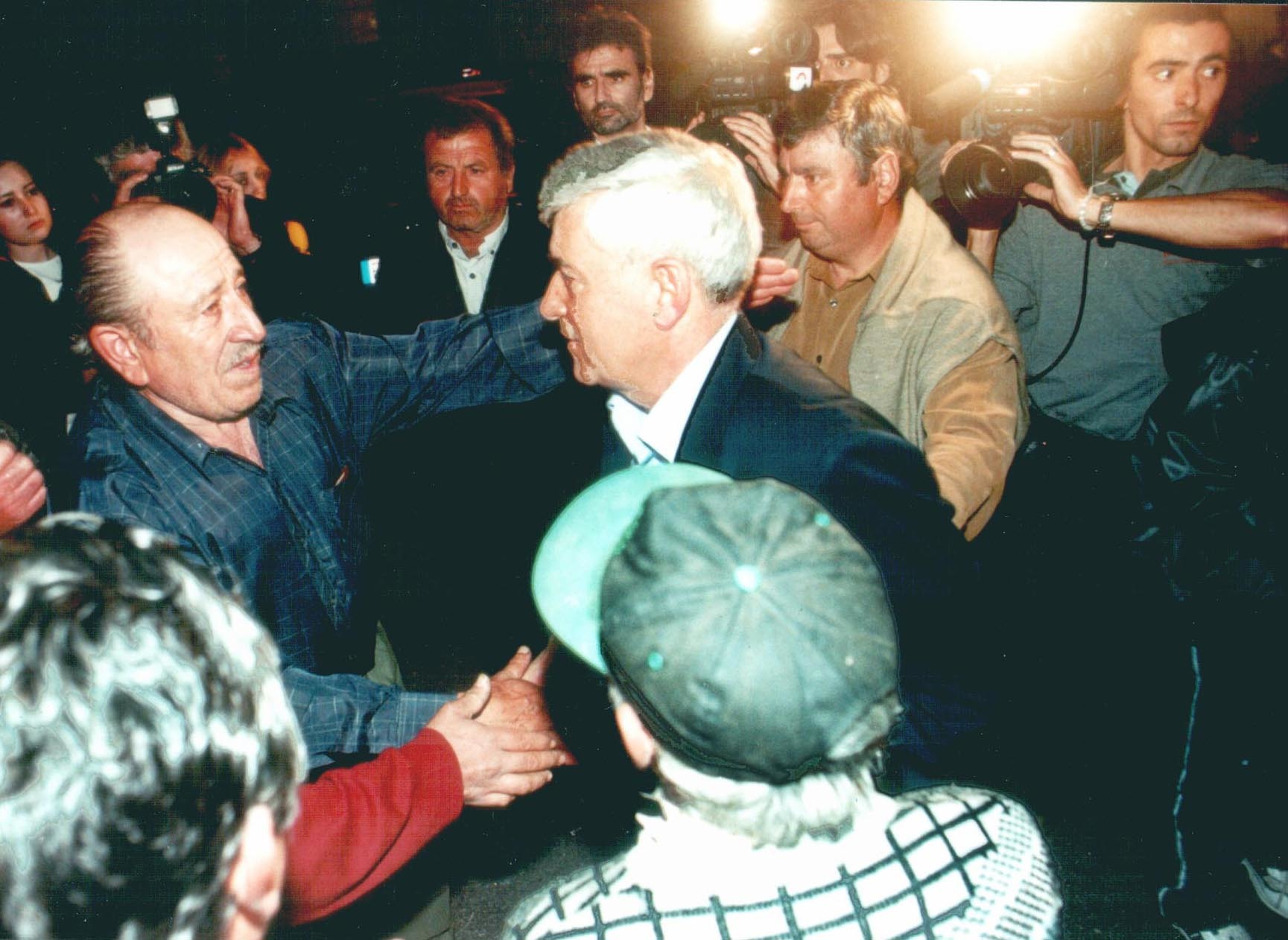 Vecinos de Ribadumia despiden a su alcalde, Nené Barral, en 2001.