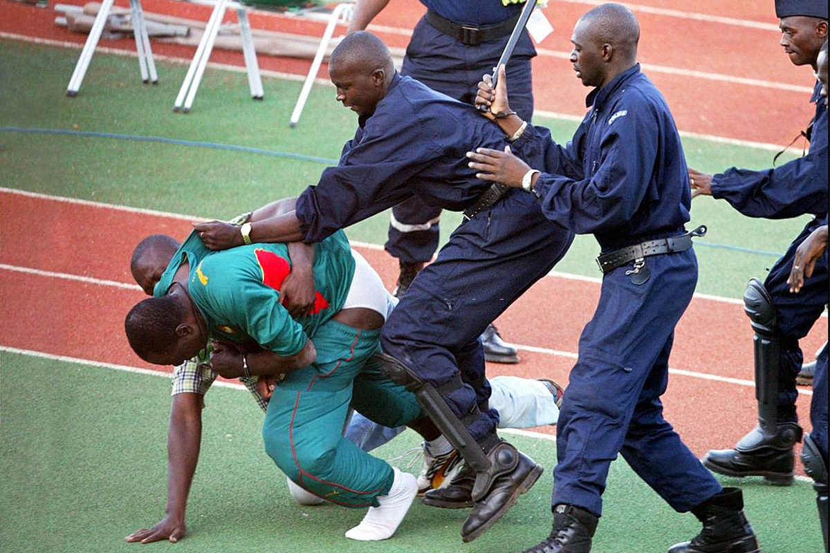 Detencin de N'Kono en la Copa de frica de 2002.