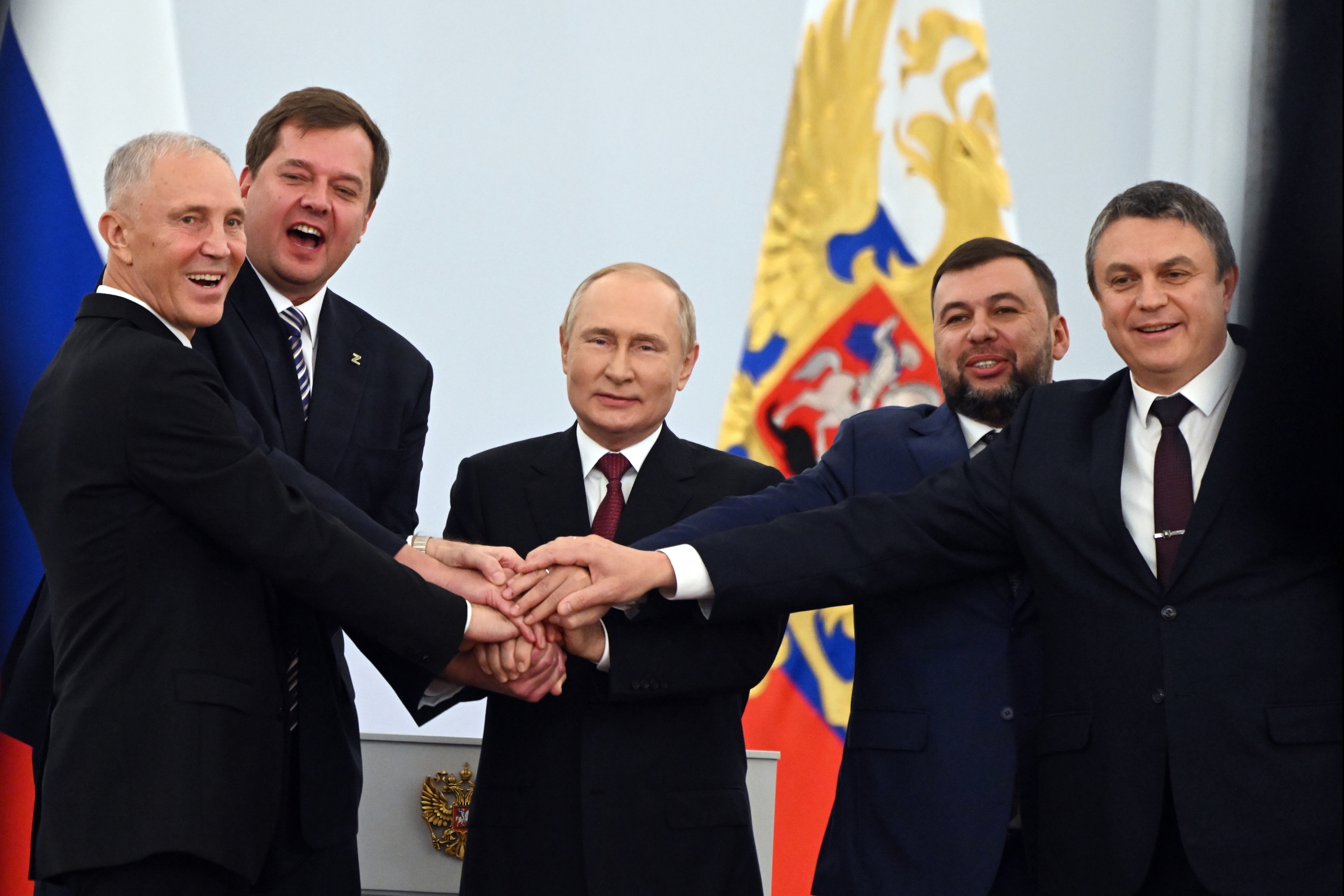 Vladimir Saldo, Yevgeny Balitsky, Vladimir Putin, Denis Pushilin y Leonid Pasechnik.