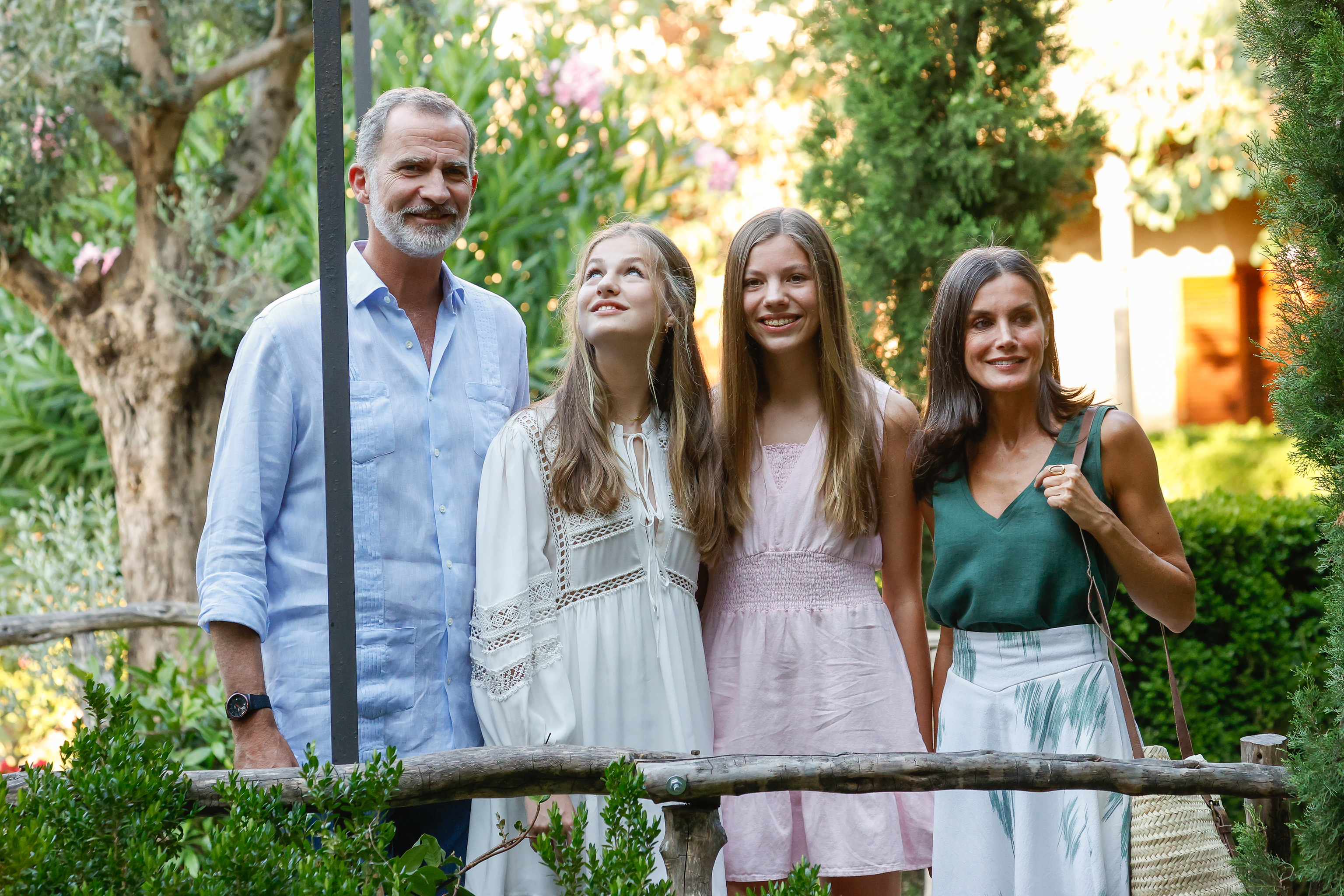 Los Reyes con sus hijas en Palma este verano.