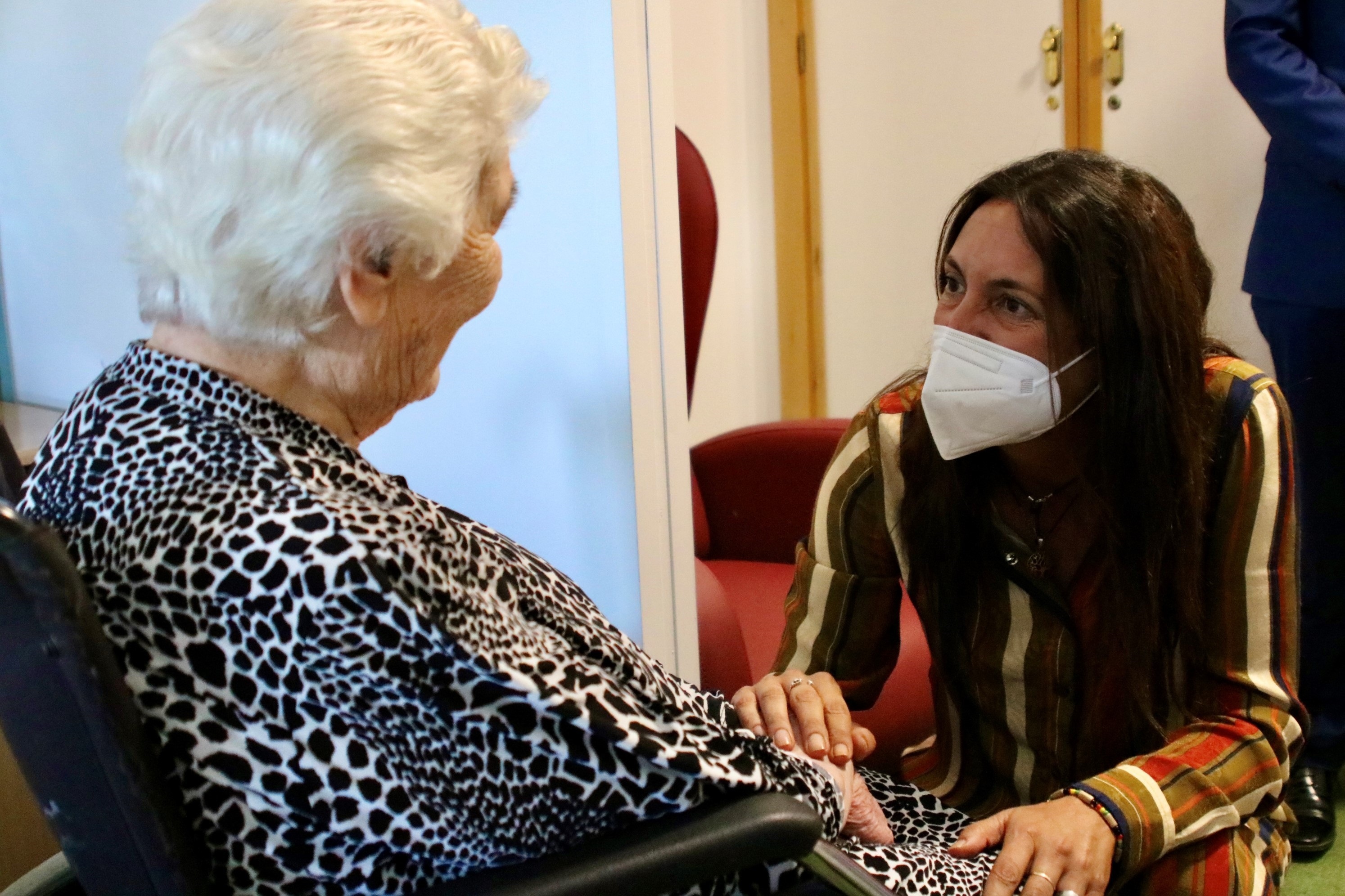 La consejera de Inclusin Social, Loles Lpez, charla con una anciana durante su visita a una residencia.