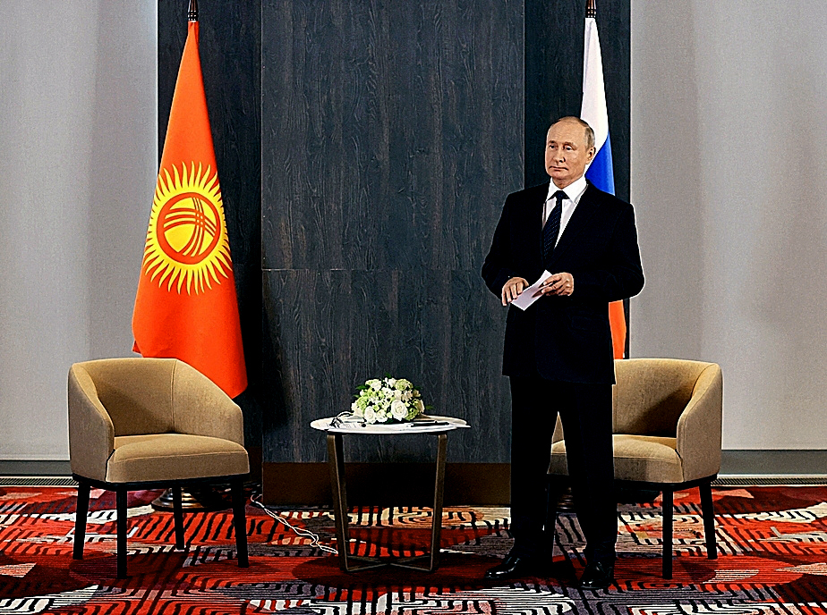 Putin esperando a su homólogo de Kirguistán.