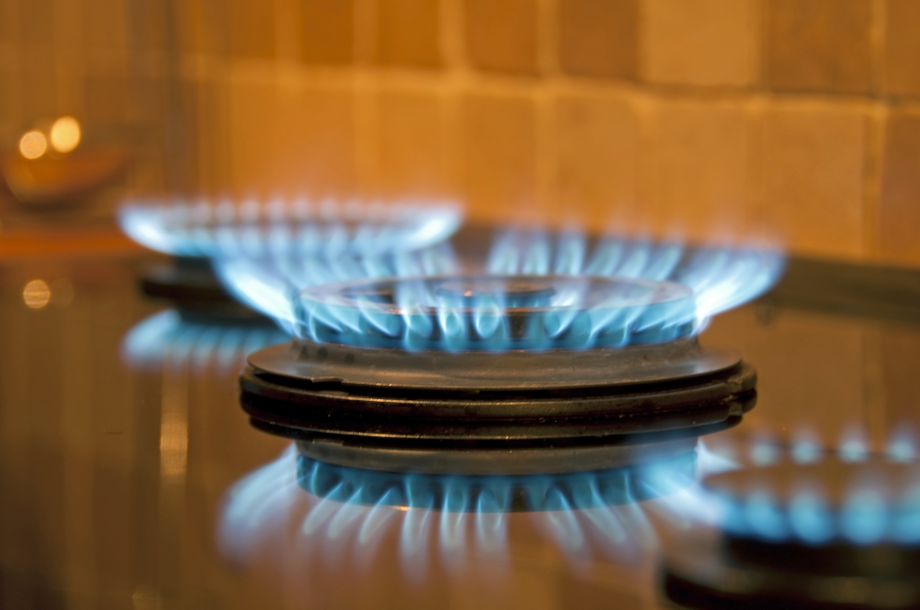 Factura gas, tarifa regulada o libre mercado. Fuego de una cocina de gas natural.