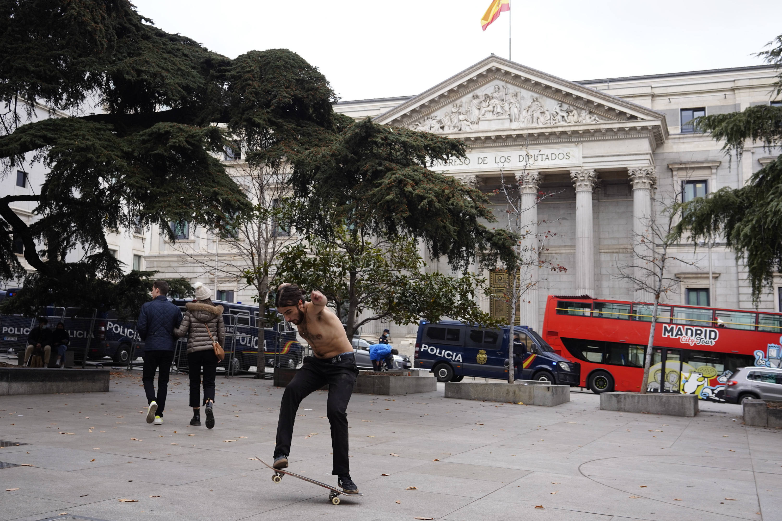 Un skater practica sus trucos en la plaza de las Cortes