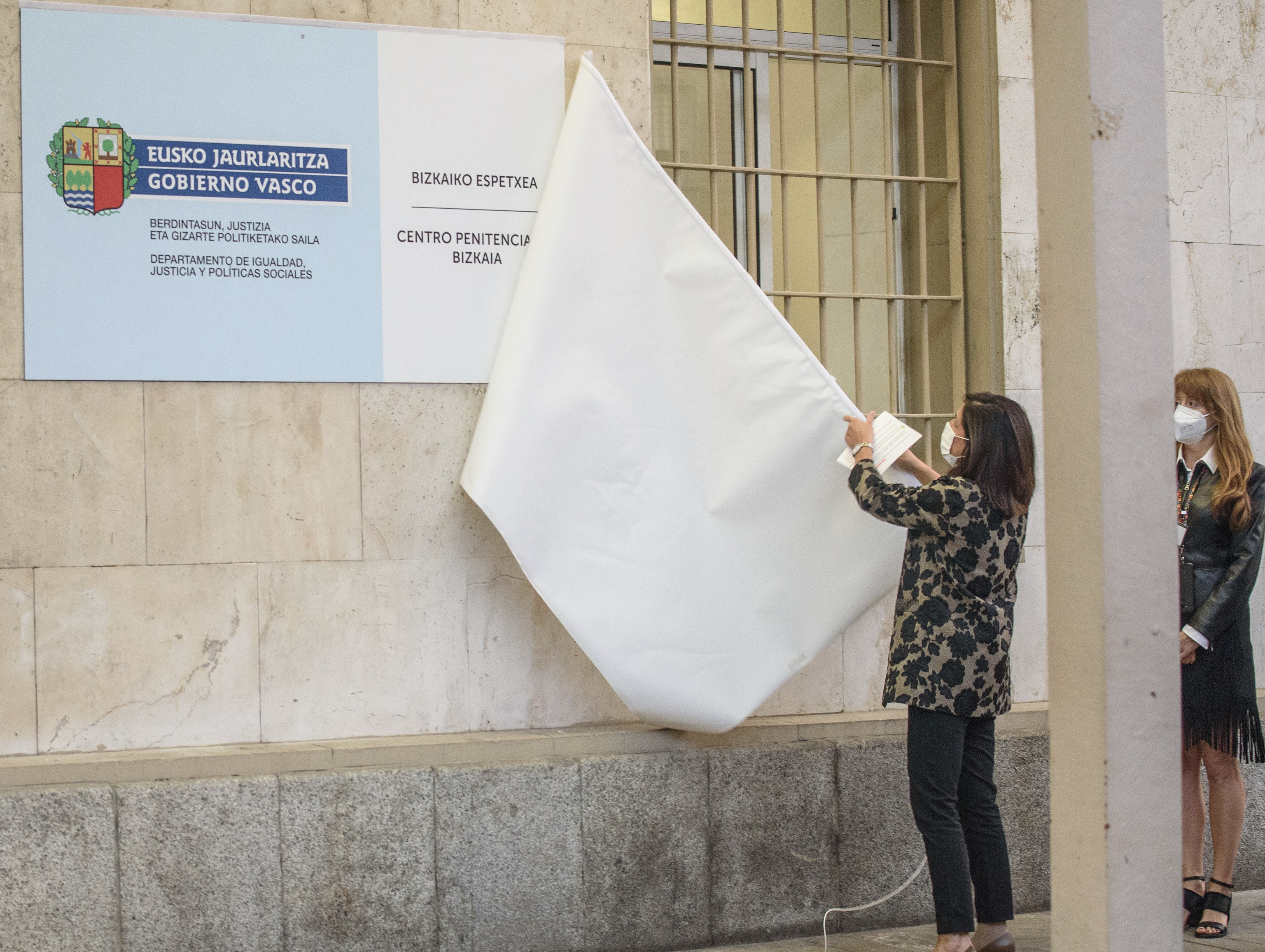La consejera Artolazabal descubre el cartel con el logo del Gobierno vasco en la cárcel de Basauri al asumir la transferencia de las tres prisiones vascas.