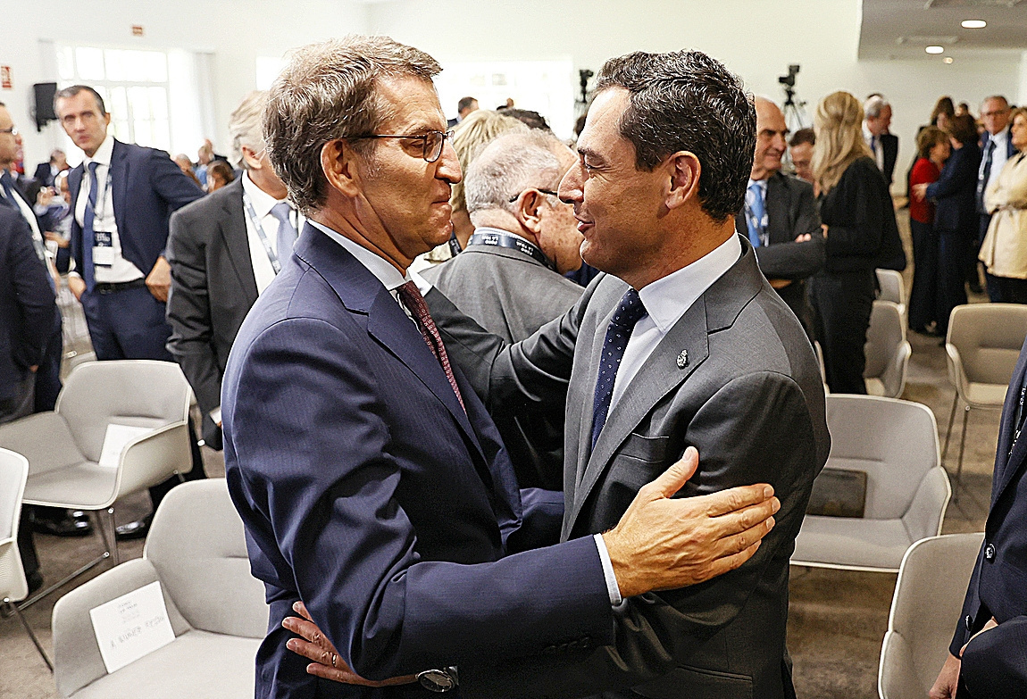 El presidente del PP, Alberto Núñez Feijóo, junto al presidente de Andalucía, Juanma Moreno, a su llegada al Foro.