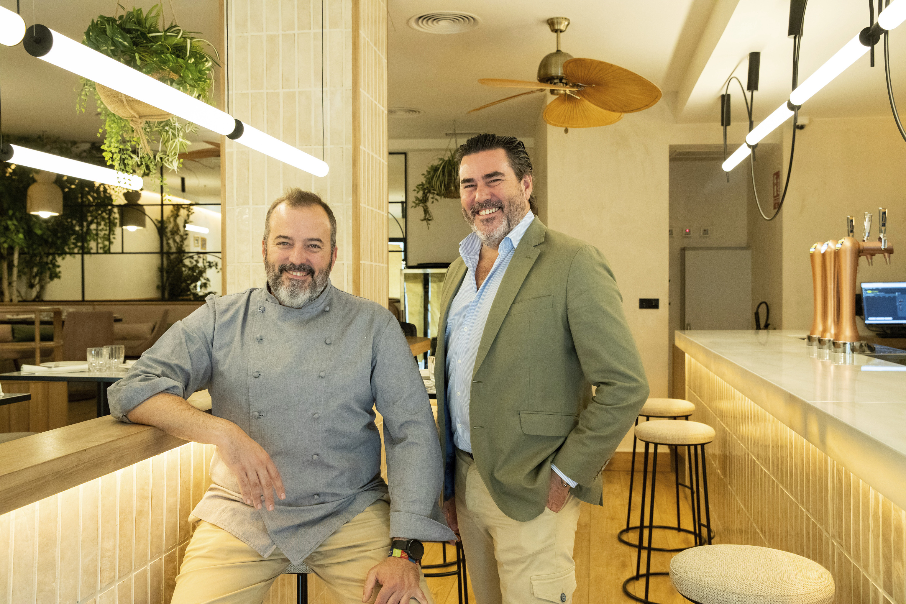 Javier (izquierda) y Paco en su nuevo restaurante en el barrio de Salamanca.