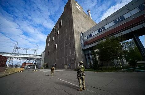 Soldados rusos vigilan la central nuclear de Zaporiyia.