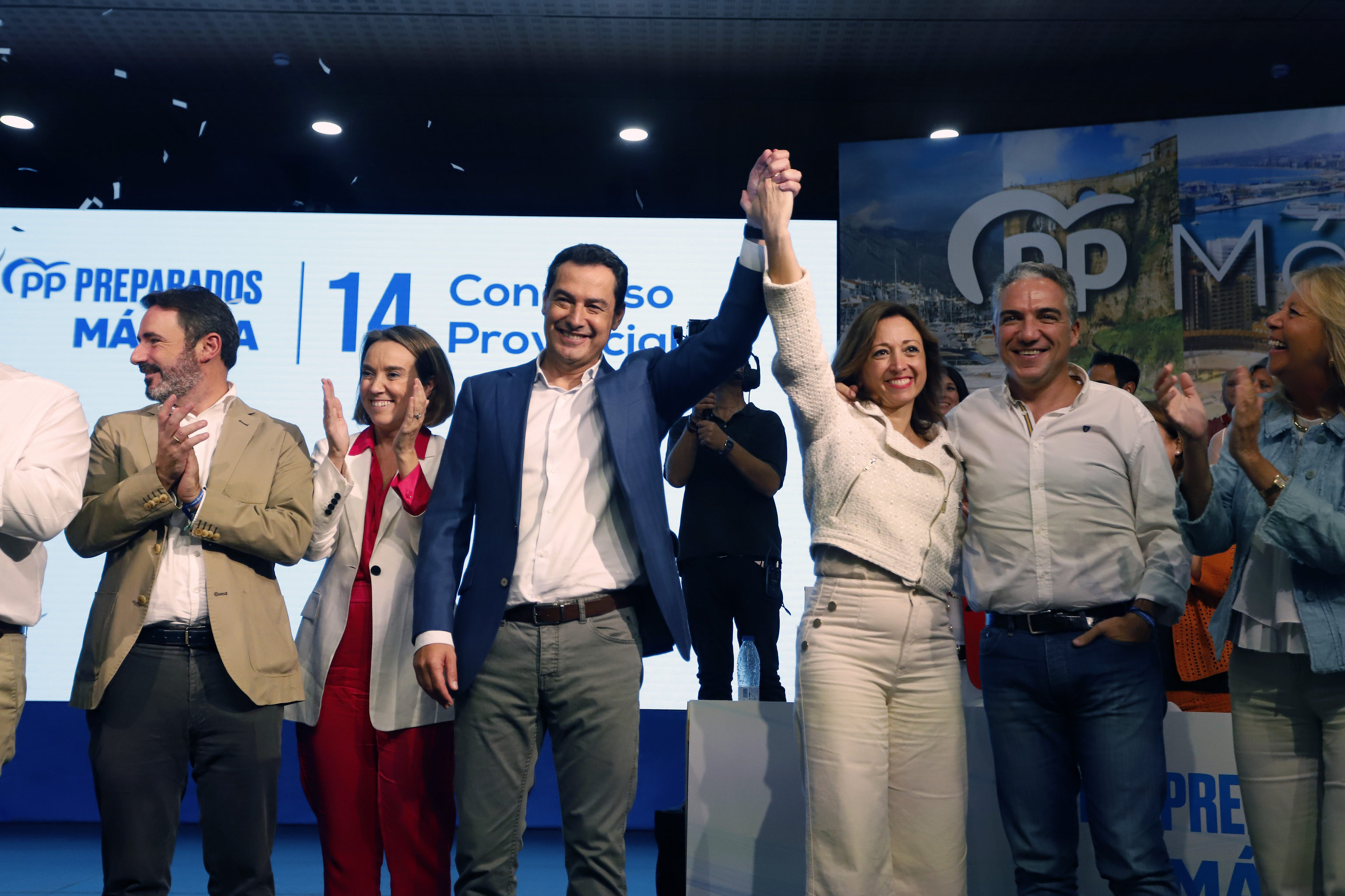 Juanma Moreno y Patricia Navarro, en el centro, con Cuca Gamarra, Elas Bendodo y ngeles Muoz, entre otros, en el congreso del PPde Mlaga.