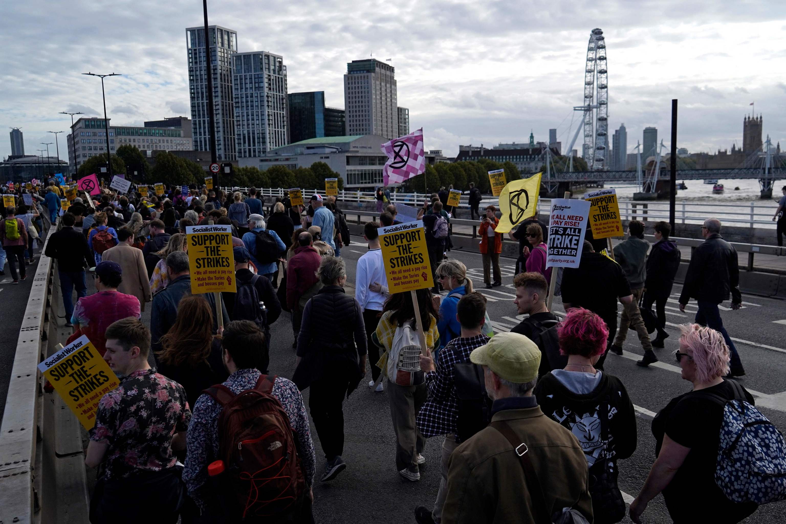 Miles de británicos protestan en las calles quemando simbólicamente sus facturas de la luz