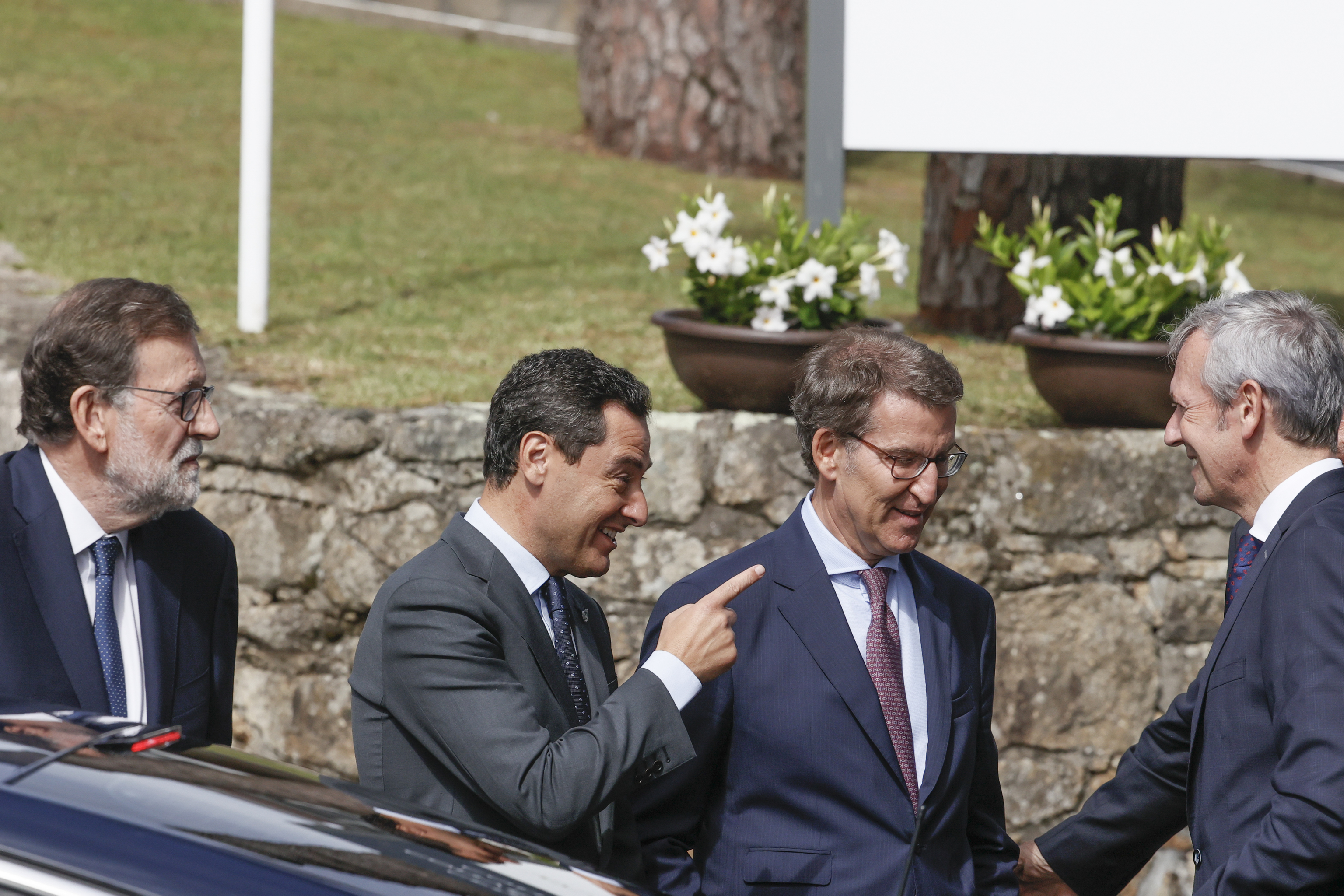 Rajoy, Juanma Moreno, Nez Feijo y Alfonso Rueda, en La Toja.
