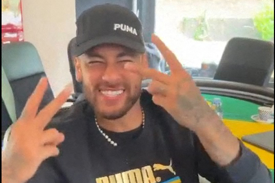 Neymar dancing on social networks in support of Bolsonaro.