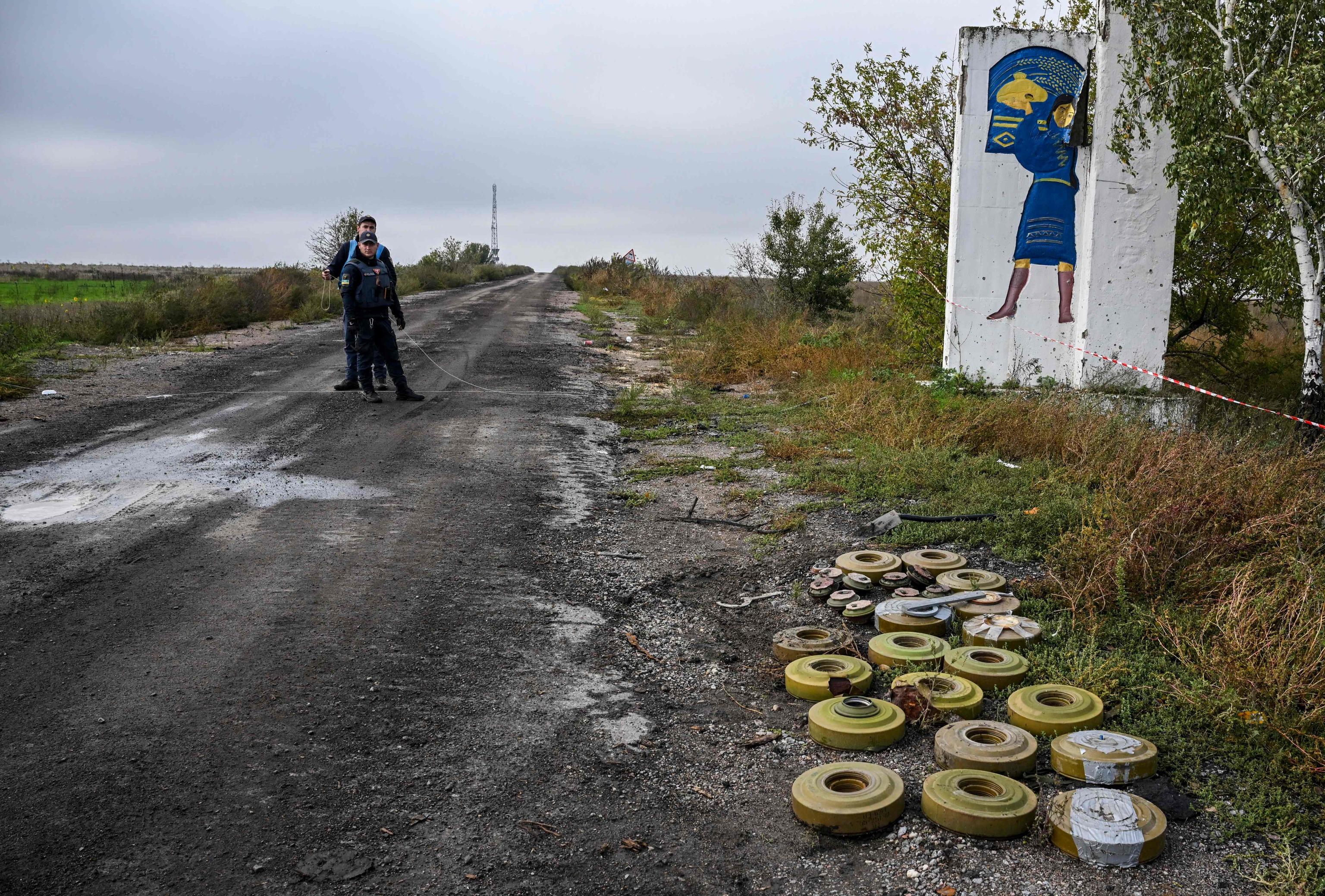 Miembros de una unidad ucraniana de limpieza de minas, en Izum.