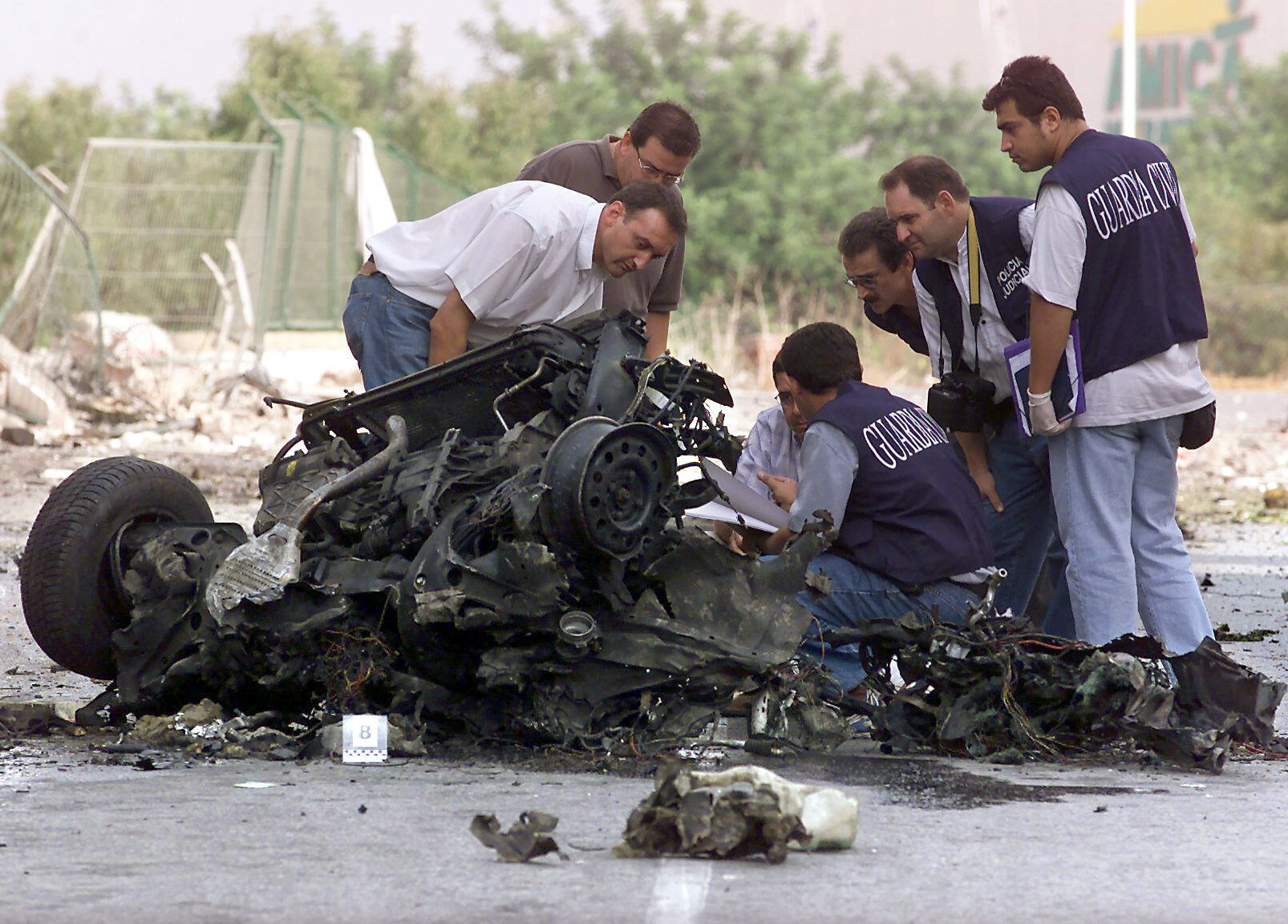 Guardias civiles revisan el coche que ETA hizo explotar en Santa Pola en 2002.