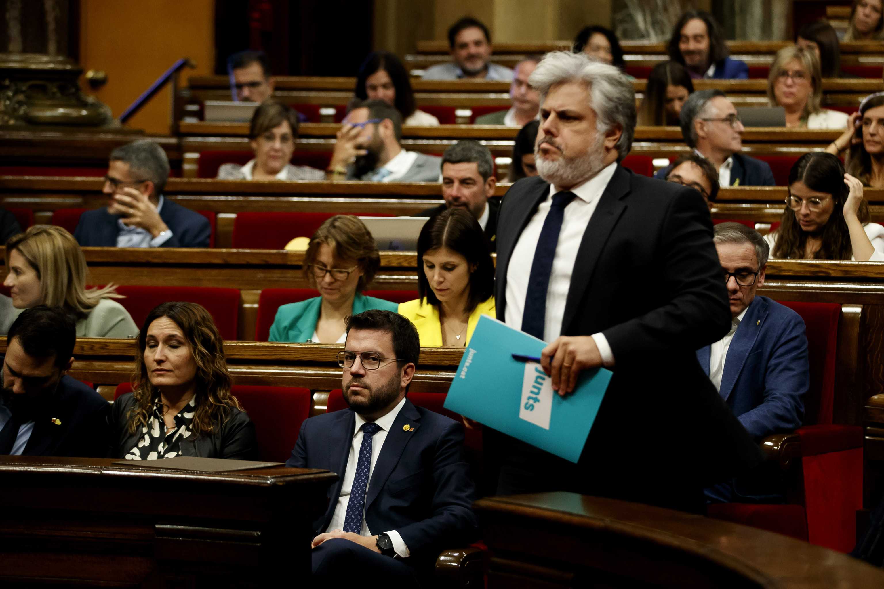 Aragonès y el portavoz parlamentario de JxCat en el Parlament de Catalunya