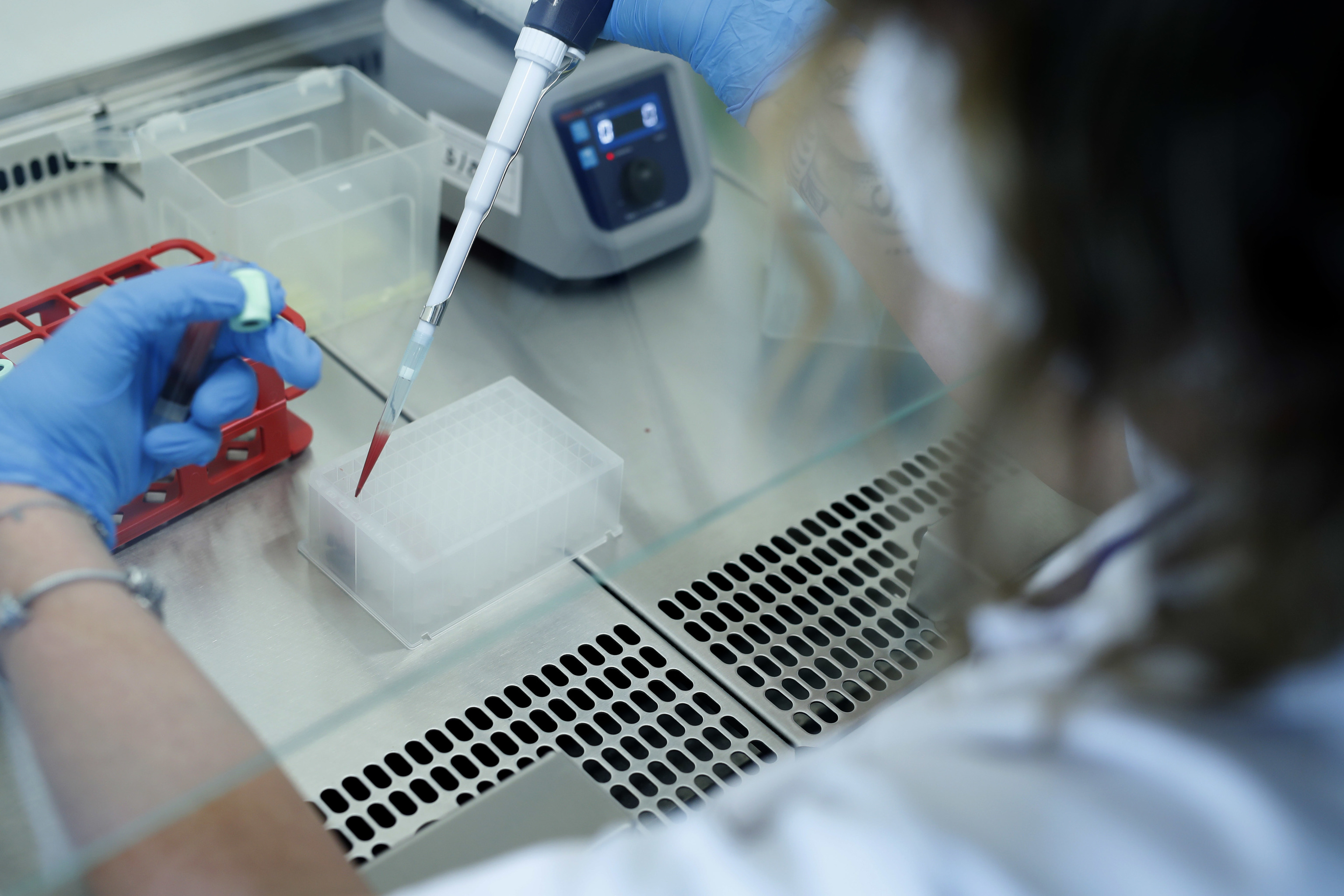 Una técnico manipulando una muestra en el laboratorio de inmunidad celular del Hospital Isabel Zendal.