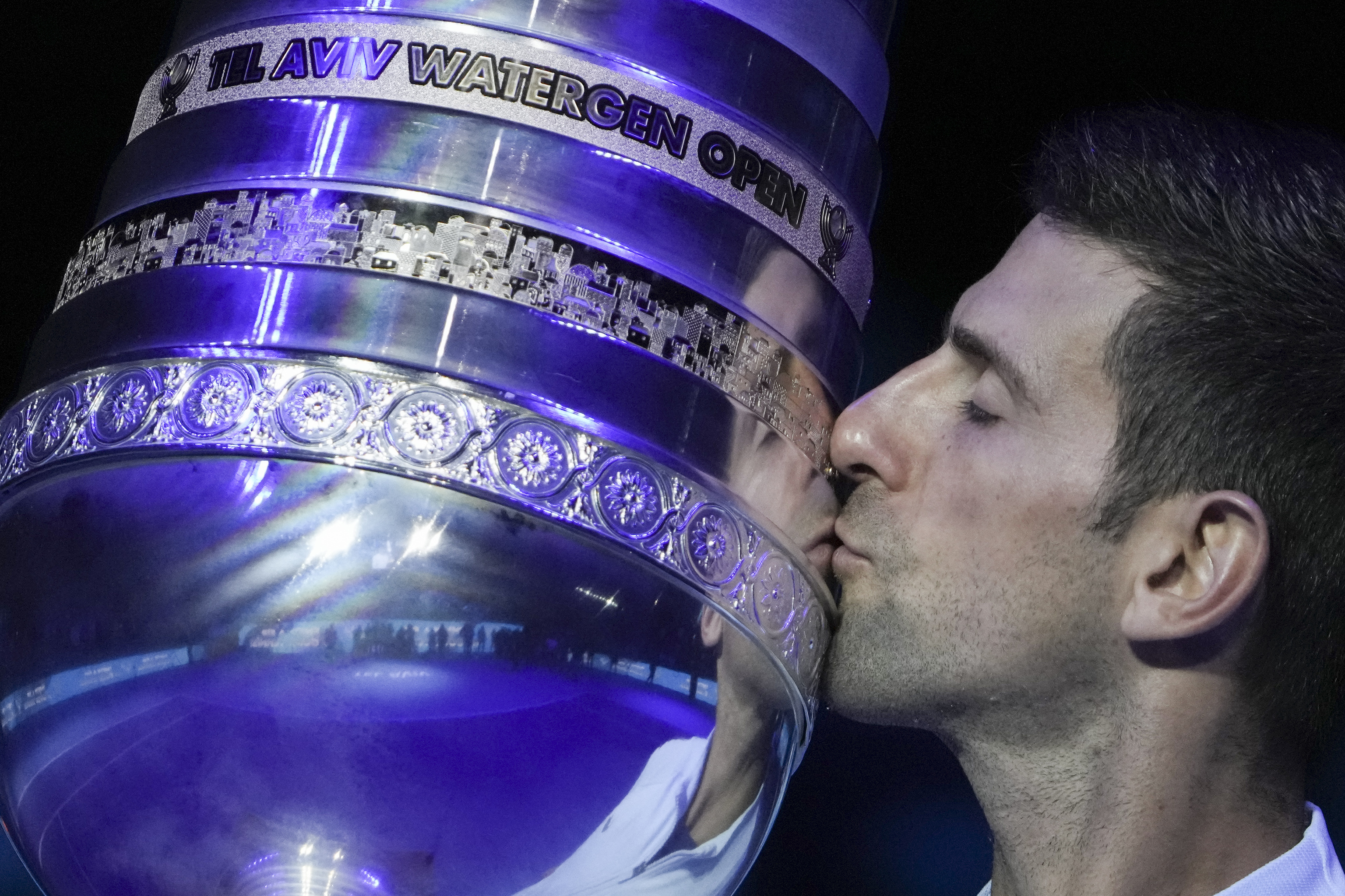 Novak Djokovic besa el trofeo logrado en Tel Aviv.