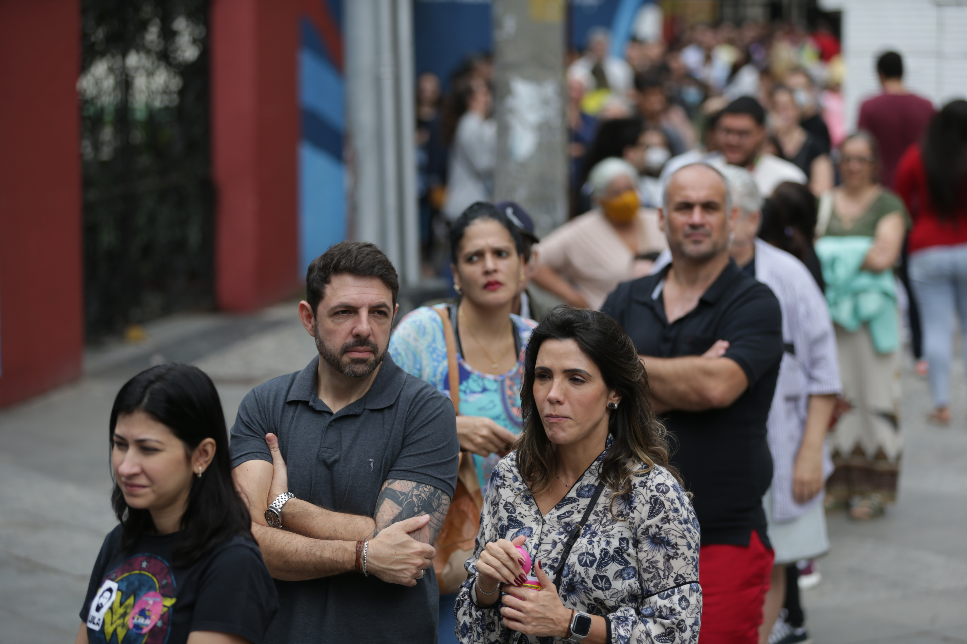 Ciudadanos esperan en una fila para votar hoy, en Río de Janeiro.