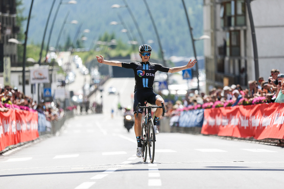 Oscar Onley en su victoria de este ao en el el Giro del Valle de Aosta.