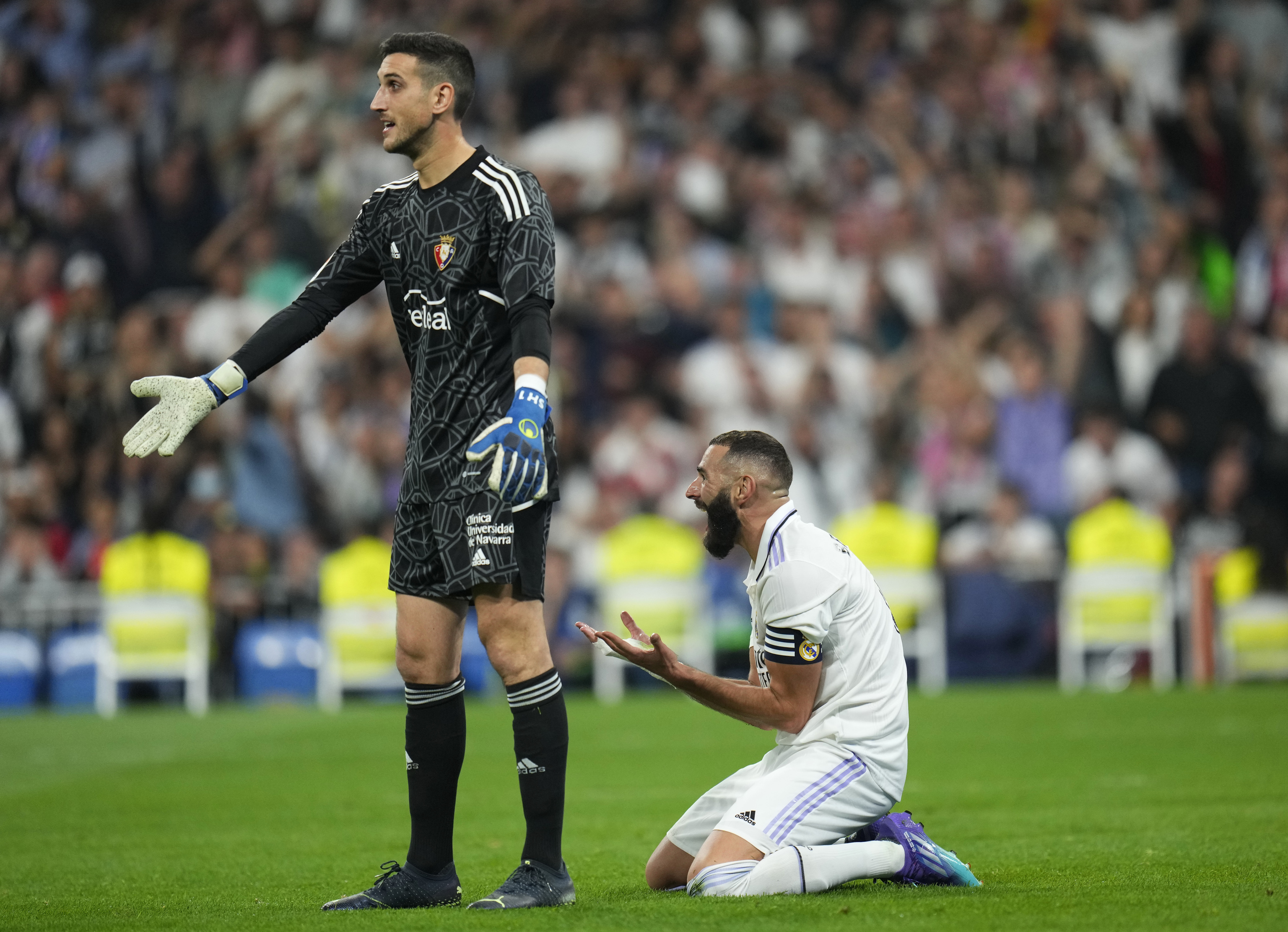 Benzema se lamenta tras el penalti.