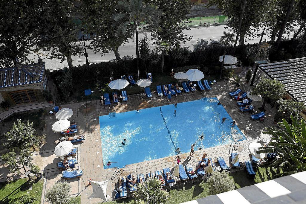 Una piscina de un hotel de Sevilla.