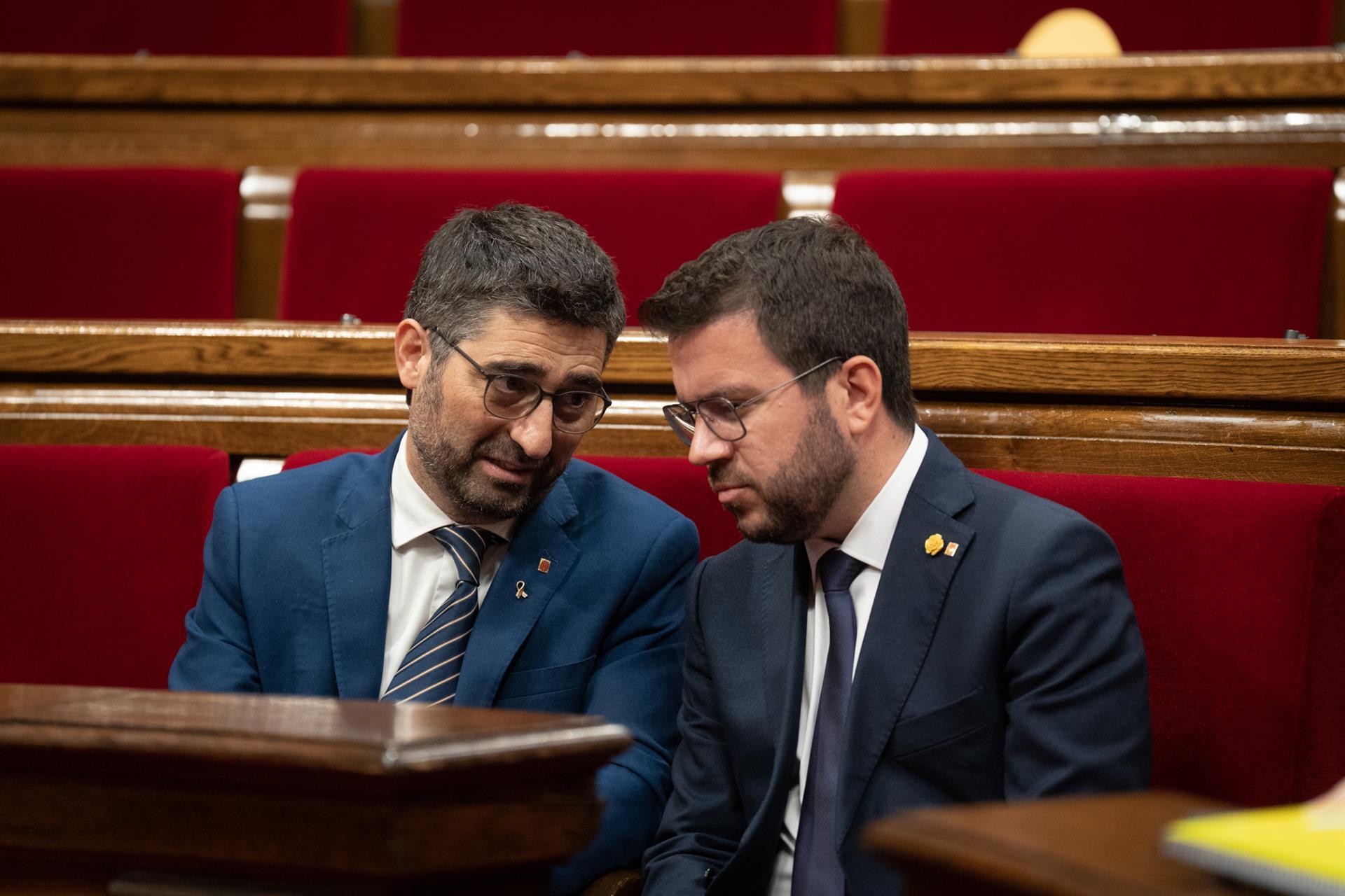 Jordi Puigneró y Pere Aragonès en el Parlament.