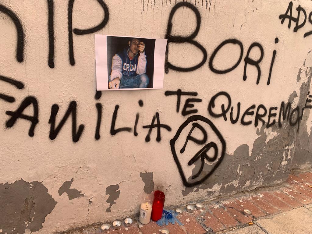 Mensajes de apoyo al joven asesinado de un tiro en la reyerta de Alcorcón.