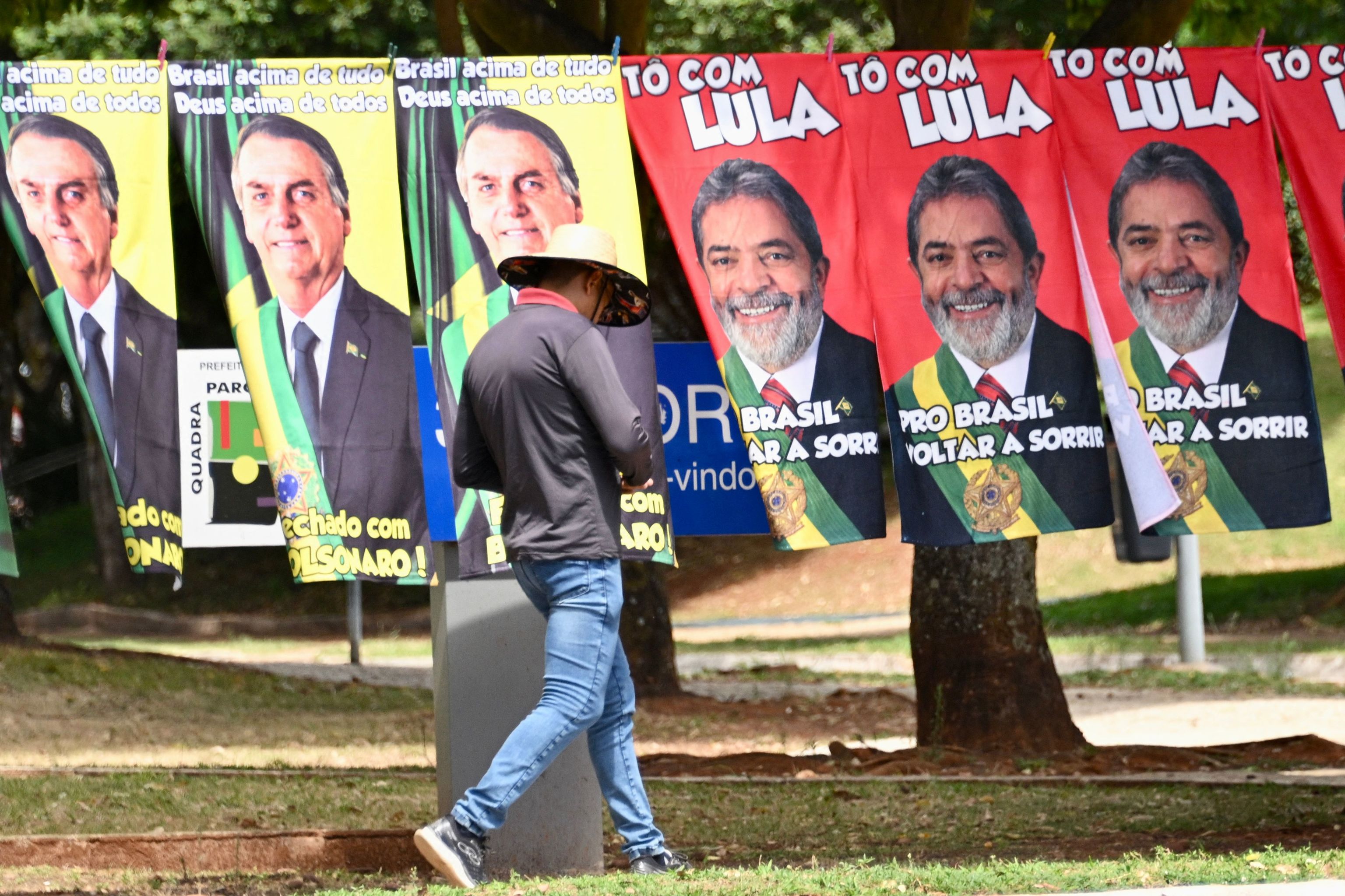 Toallas con las caras de Bolsonaro y Lula da Silva en Brasilia.
