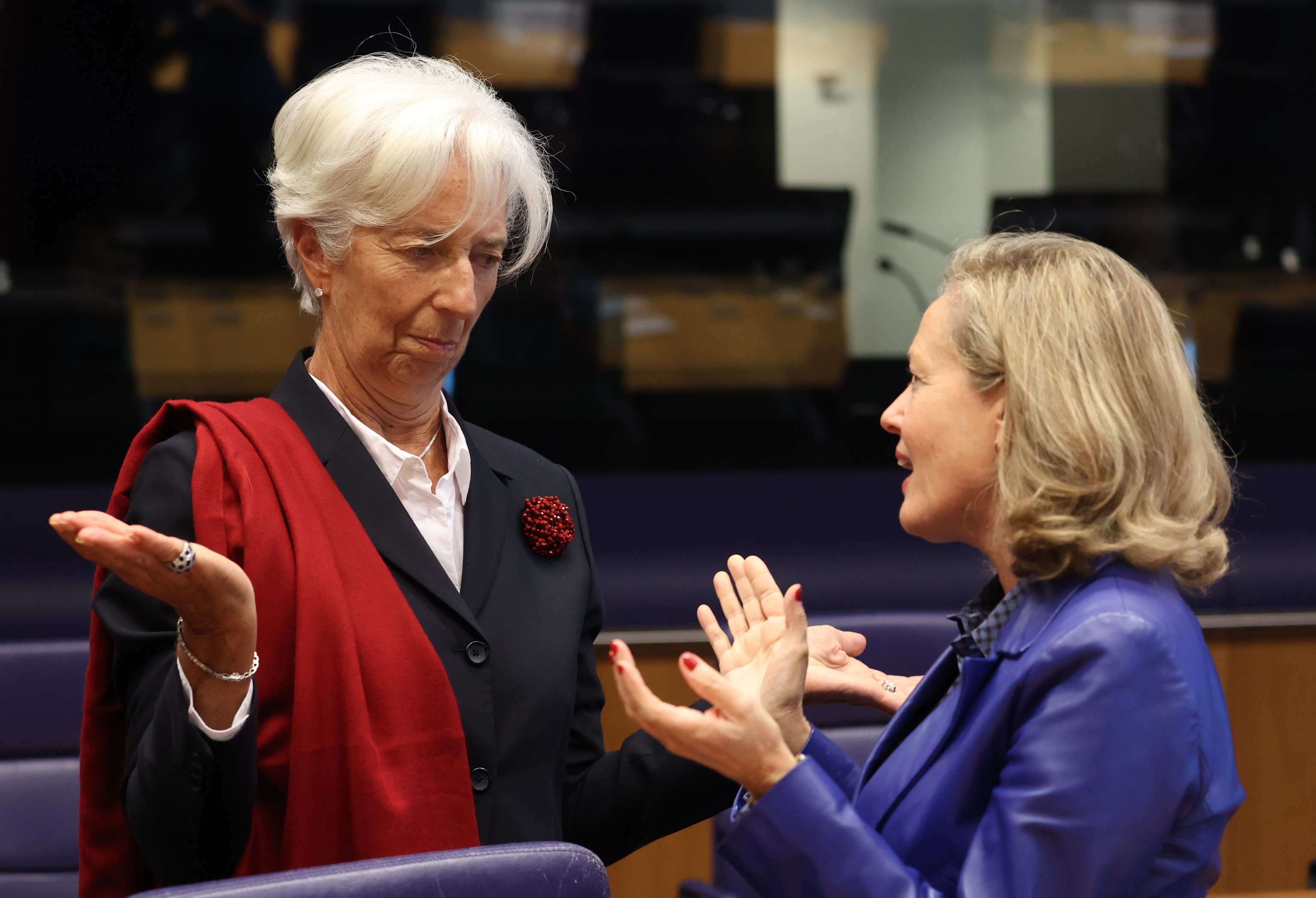 La vicepresidenta primera, Nadia Calviño, conversa este lunes con la presidenta del BCE, Christine Lagarde.