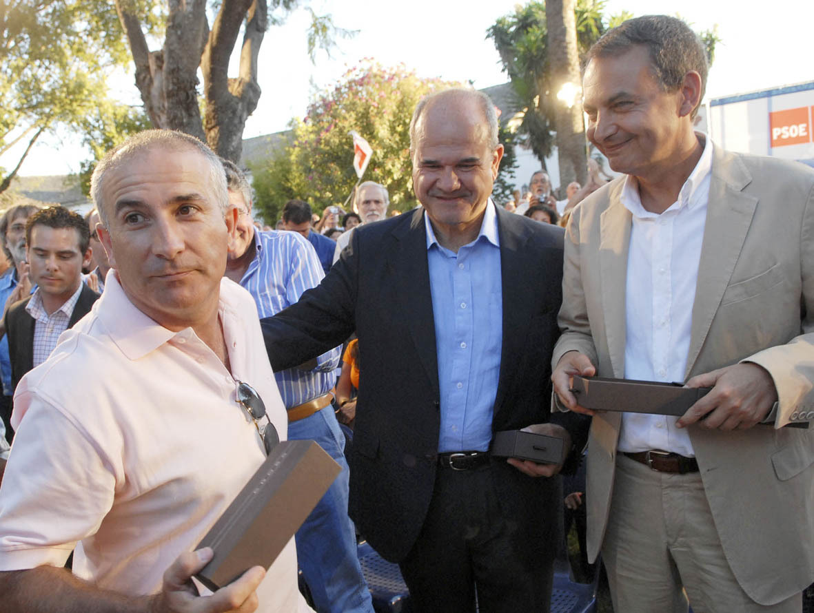 Antonio Pina, el ltimo presidente del comit de empresa de Delphi, en un mitin del PSOE en Jerez con Chaves y Zapatero en agosto de 2007.