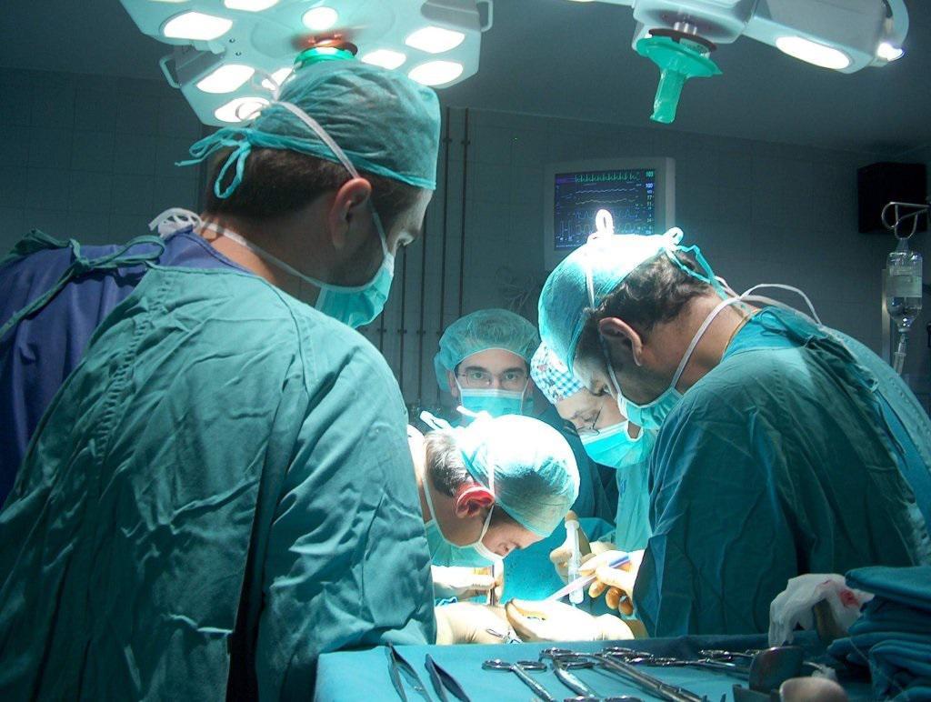 Cirujanos realizando un trasplante.
