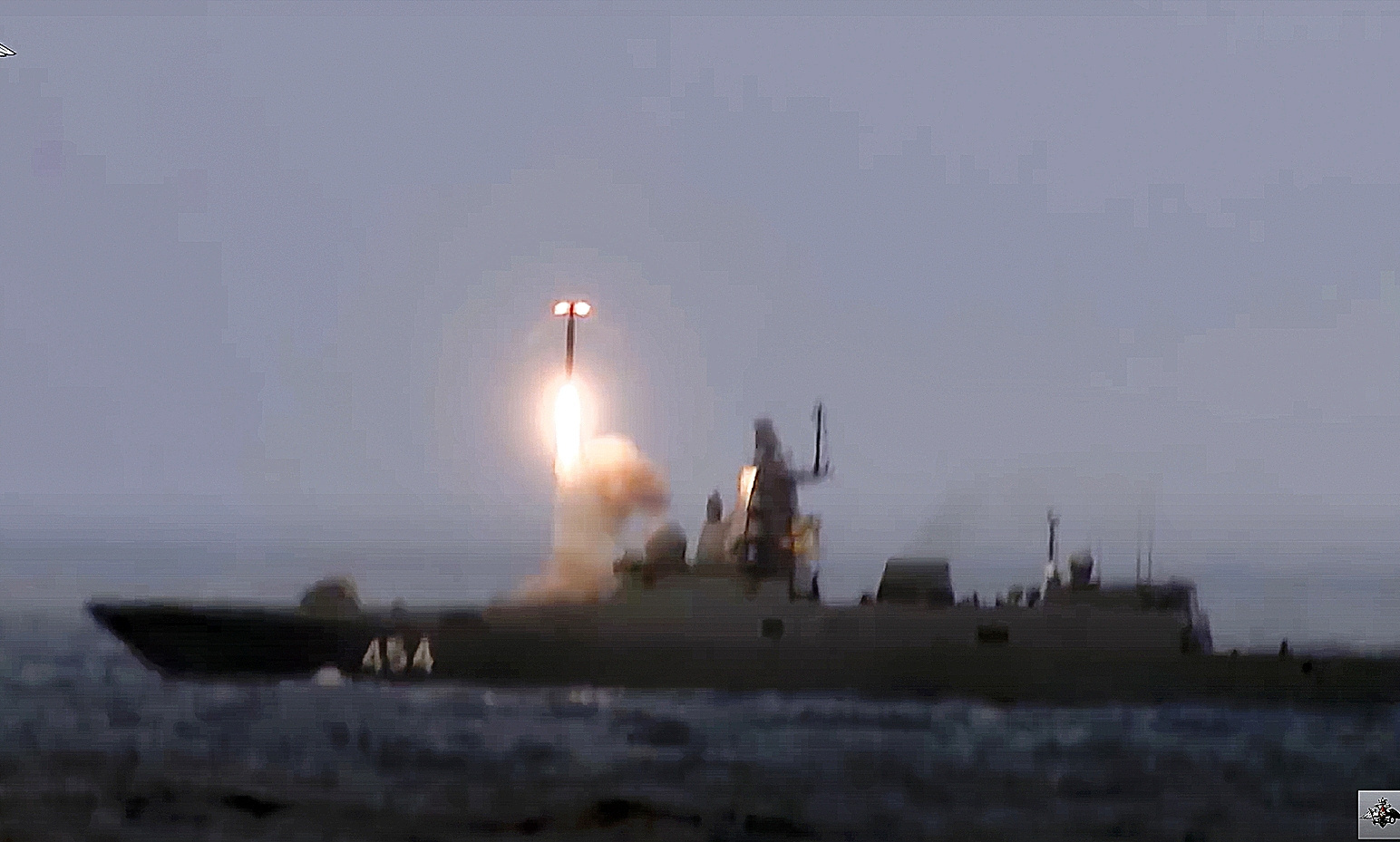 Una fragata rusa lanza un misil Zircon en unas maniobras.