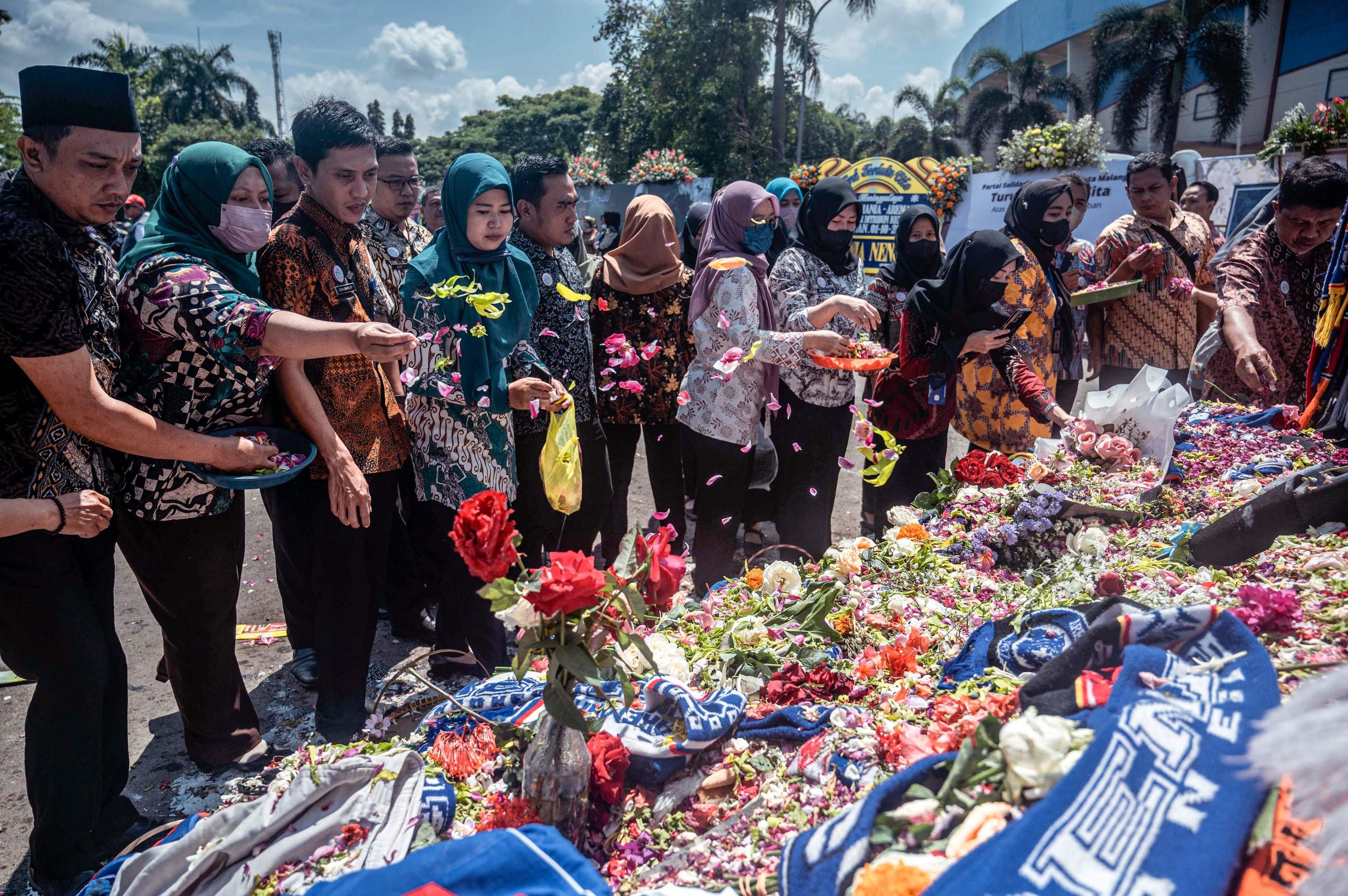 Miles de flores para honrar a  las víctimas de la estampida.