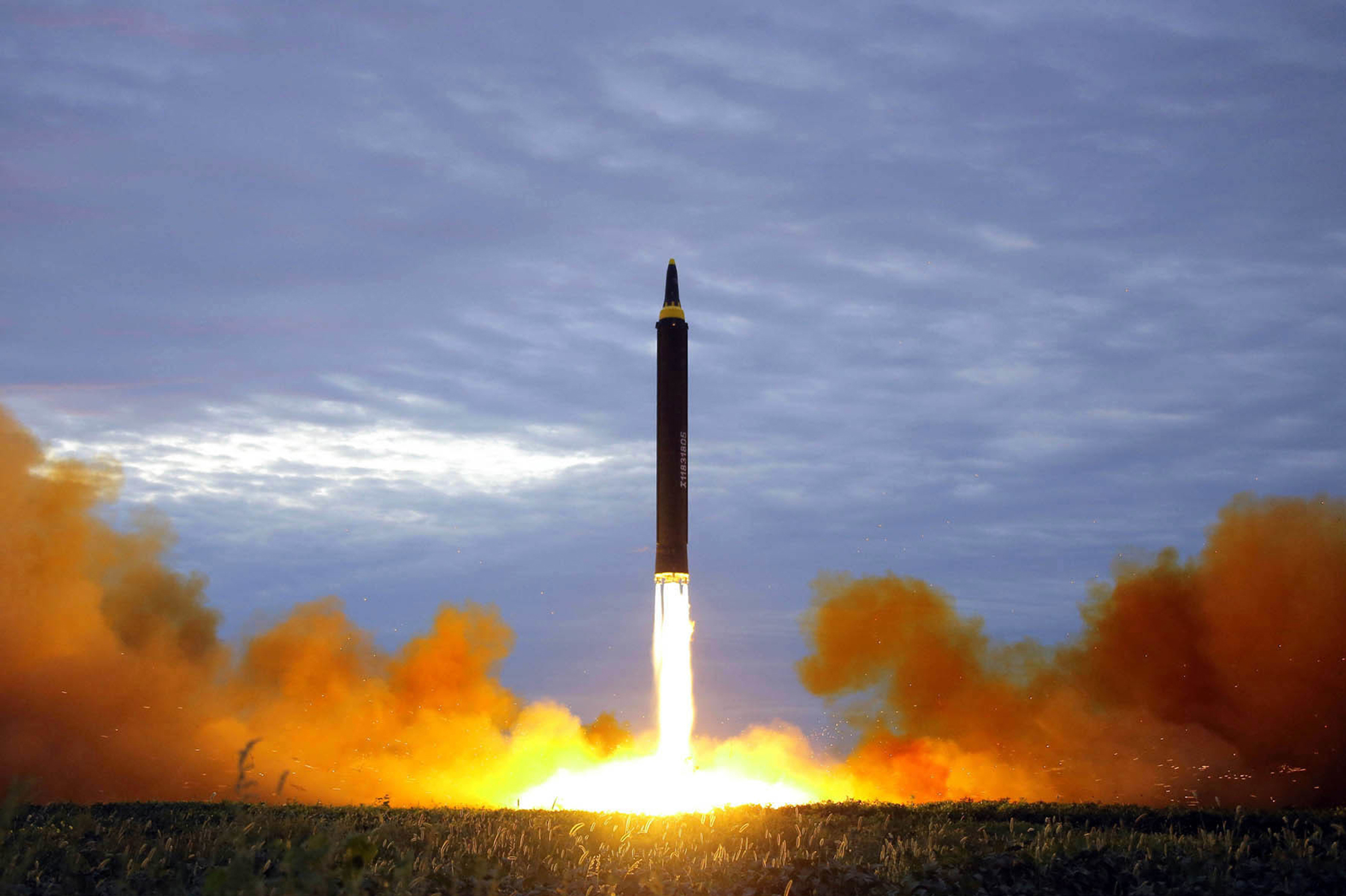 Corea del Norte lanza un misil sobre Japón, que pide a sus ciudadanos refugiarse «bajo tierra»