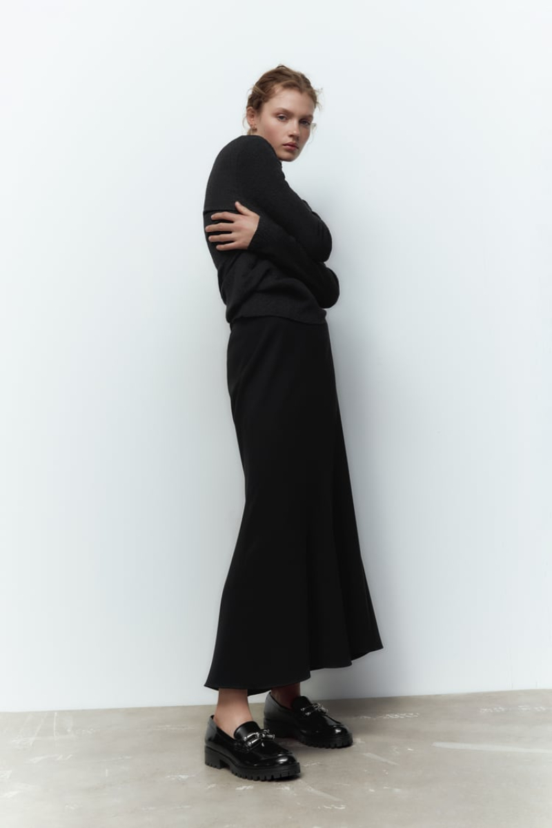 ALT: Total look negro con mocasines de Zara.