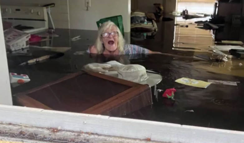Una mujer de 84 años y en silla de ruedas, rescatada in extremis del huracán Ian por su hijo