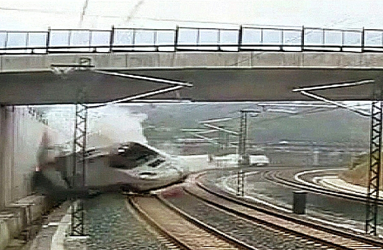 Descarrilamiento del tren en la curva de A Grandeira el 24 de julio de 2013.