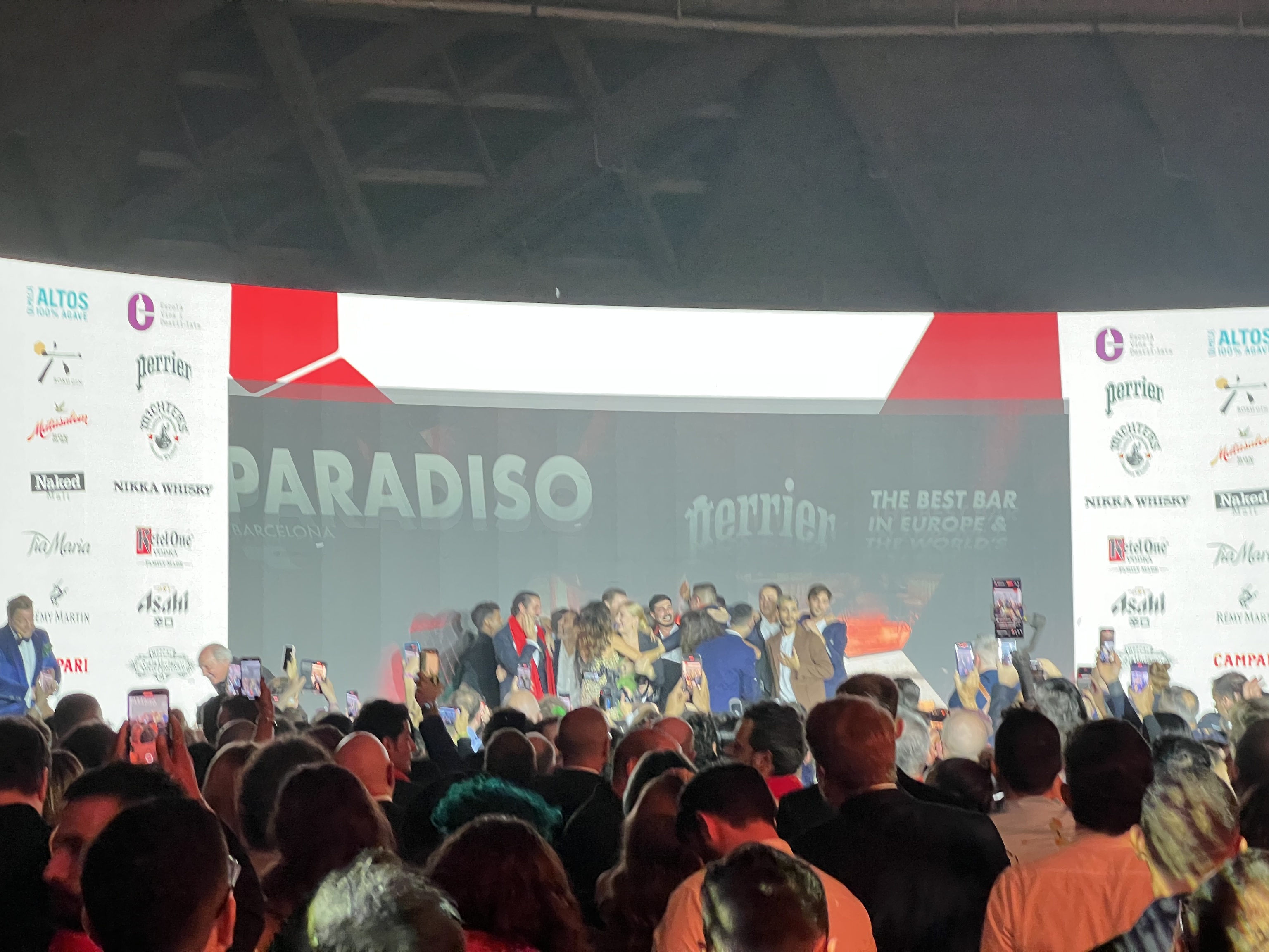 El momento en que los ganadores de Paradiso Barcelona subieron a recibir su premio al mejor bar del mundo, según los 50 mejores bares.