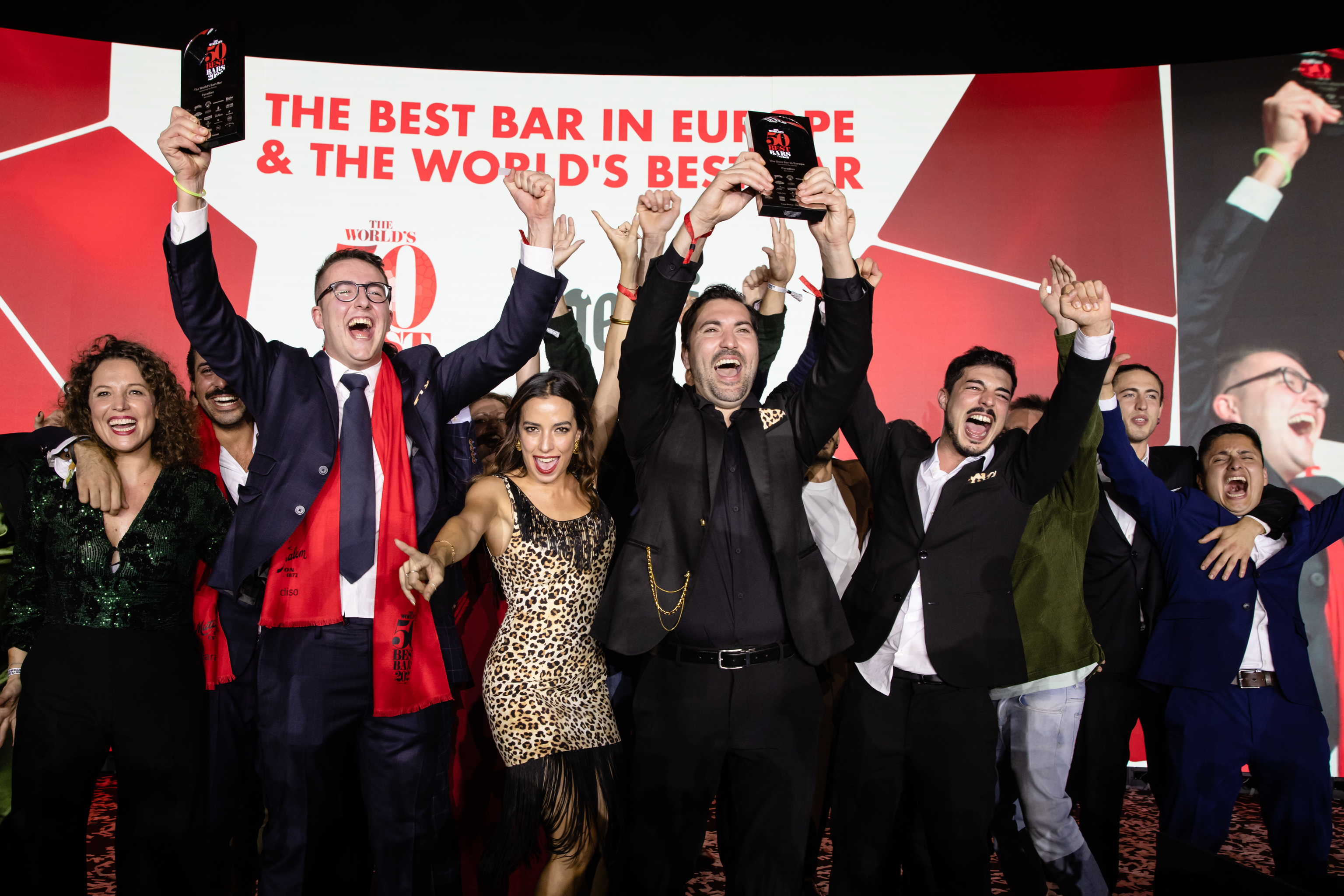 Momento en el que los ganadores de Paradiso Barcelona han subido a recoger su galardón como mejor bar del mundo, según 50 Best Bars.