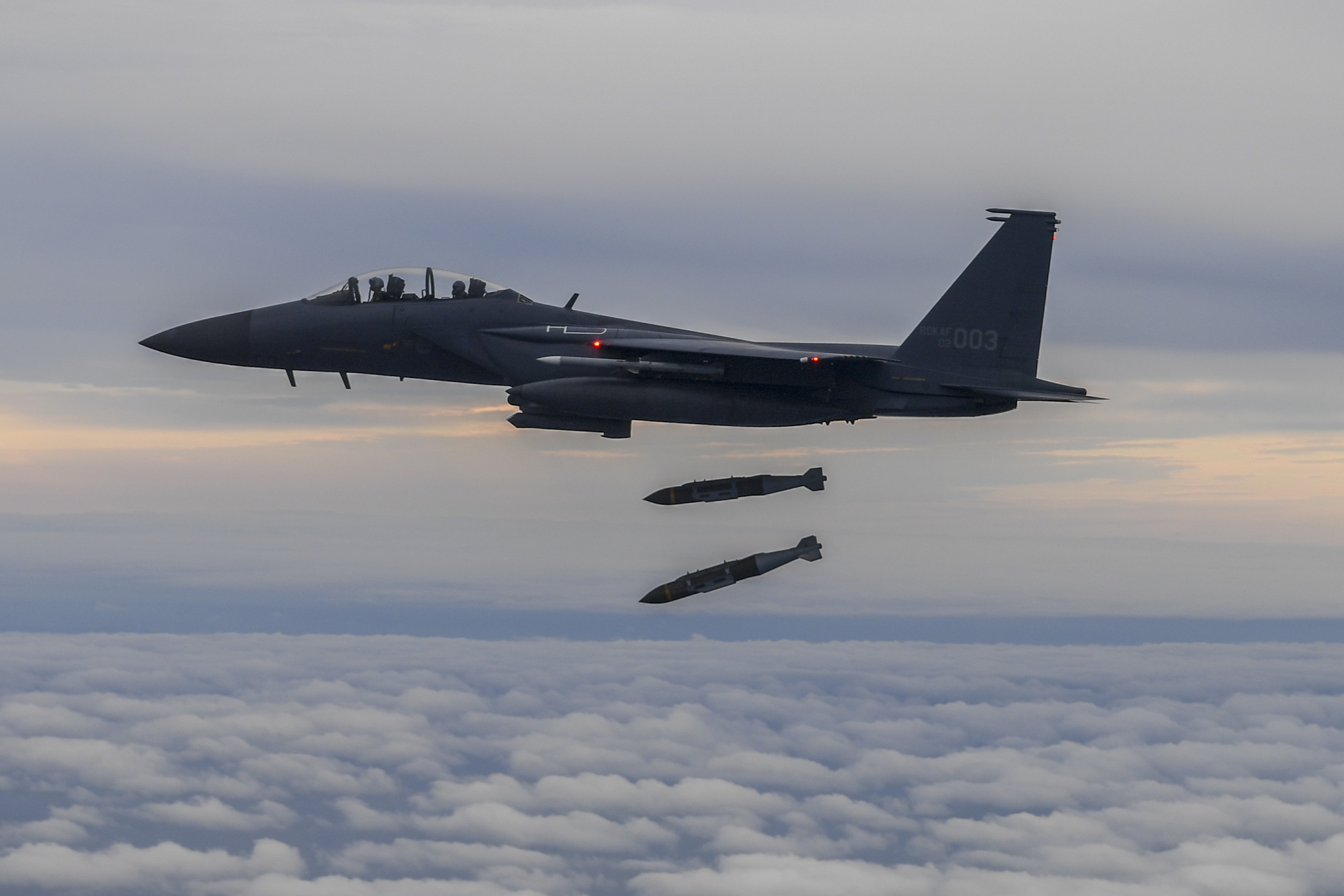 Una foto del Ministerio de Defensa de Corea del Sur muestra a su cazas arrojando dos bombas de precisin JADAM durante un simulacro.