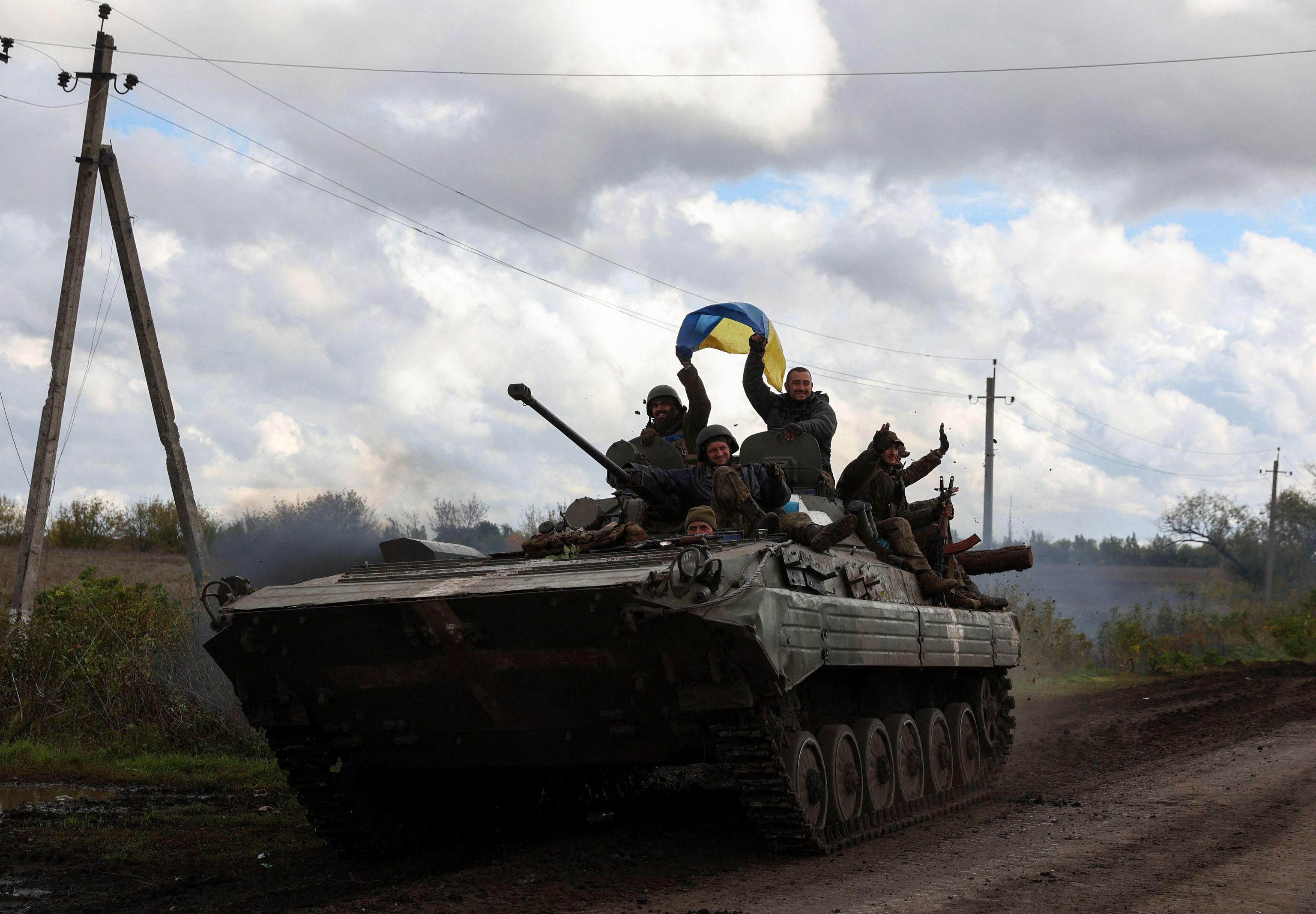 Soldados ucranianos ondean una bandera nacional en la región de Donetsk.