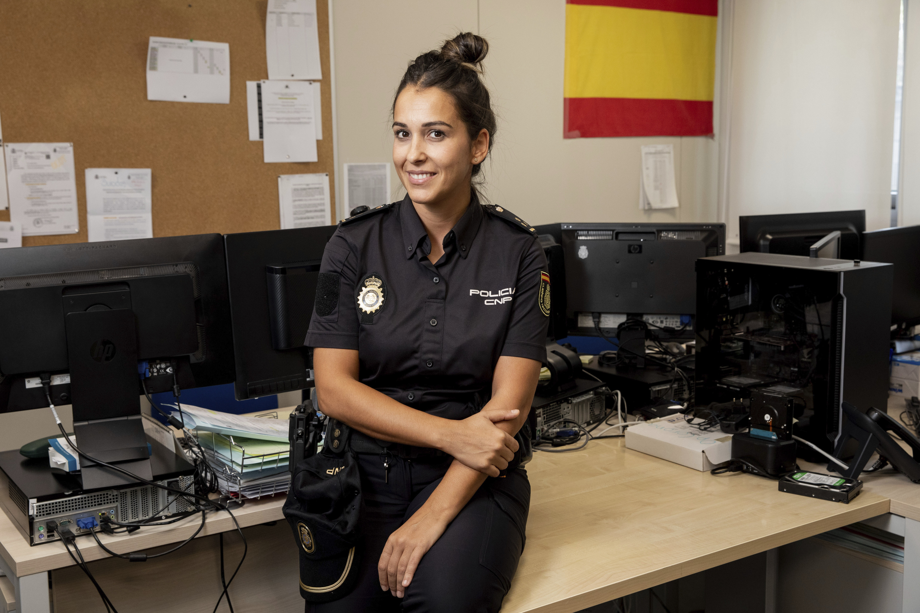 Alexandra Martnez Azpiazu Fernndez en su lugar de trabajo en el Grupo II de Proteccin al Menor de la Unidad Central de Ciberdelincuencia del Cuerpo Nacional de Polica.