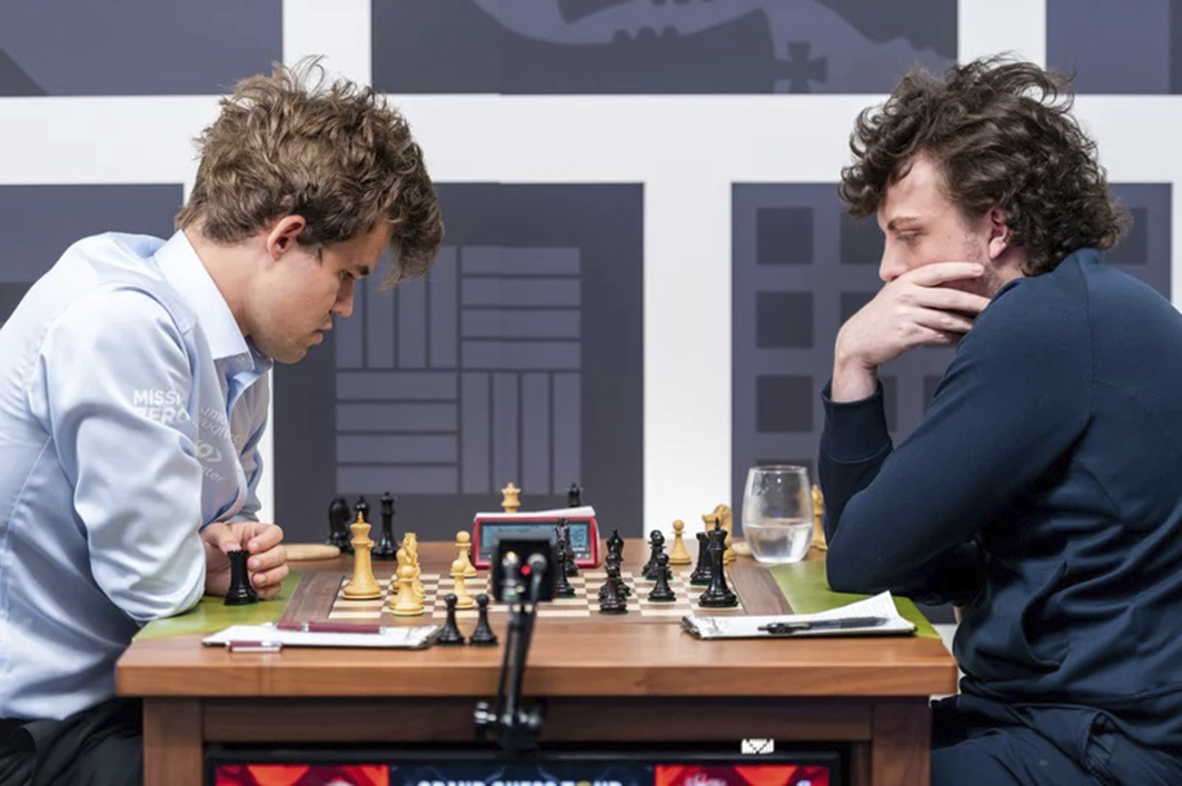Carlsen (izquierda) y Niemann (derecha), en su polmica partida.